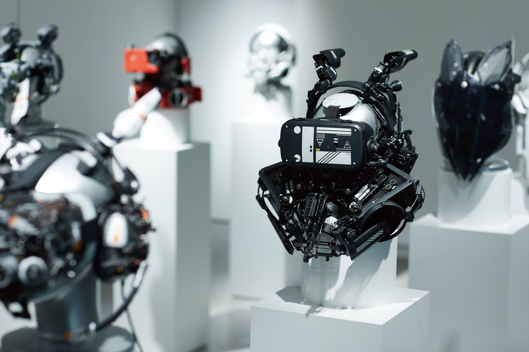 「Ikeuchi Hiroto Exhibition」展出許多池內啟人設計的面具系列，靈感來自他小時候最喜歡的鋼彈，還有星際大戰、機獸戰記等。