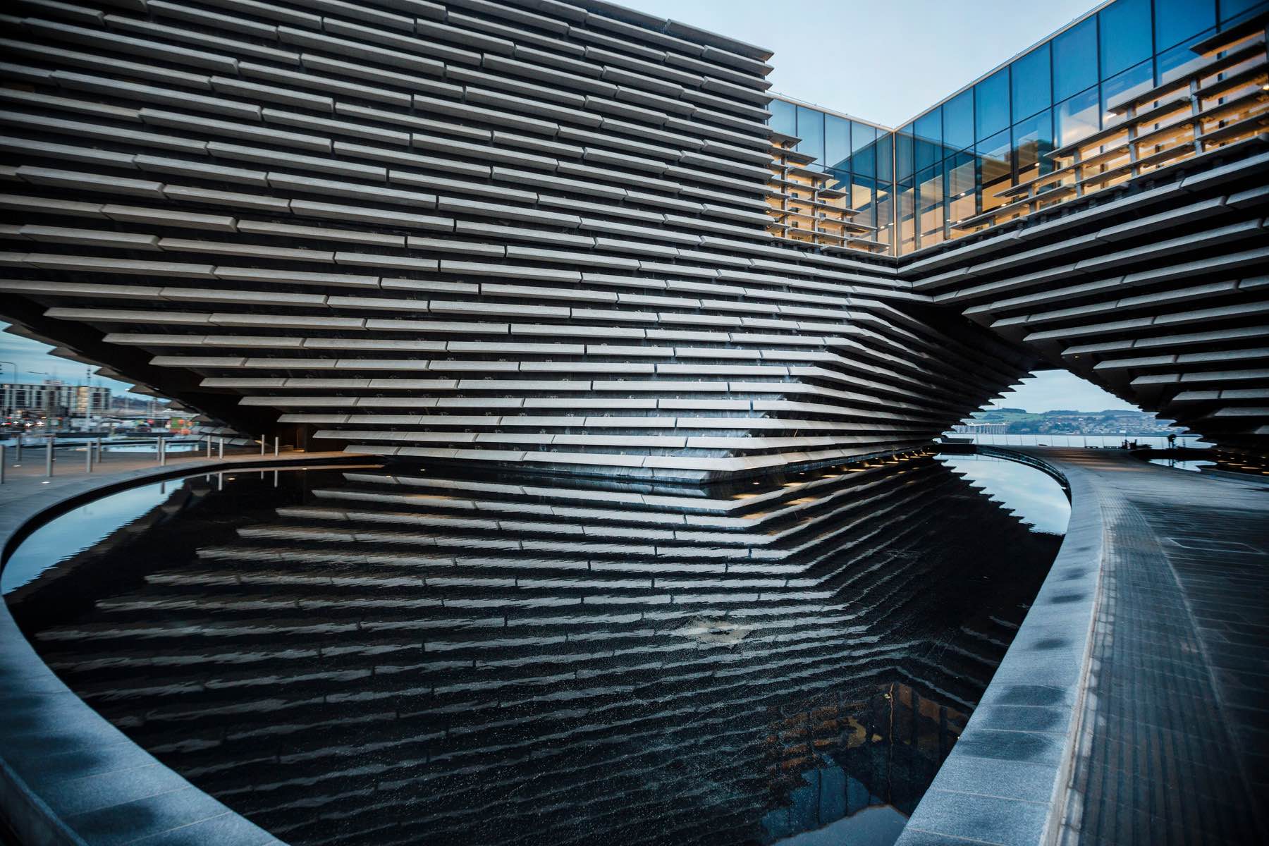 在隈研吾作品中常見的層疊式設計，這回也應用在 V&A Dundee 的外牆設計上。