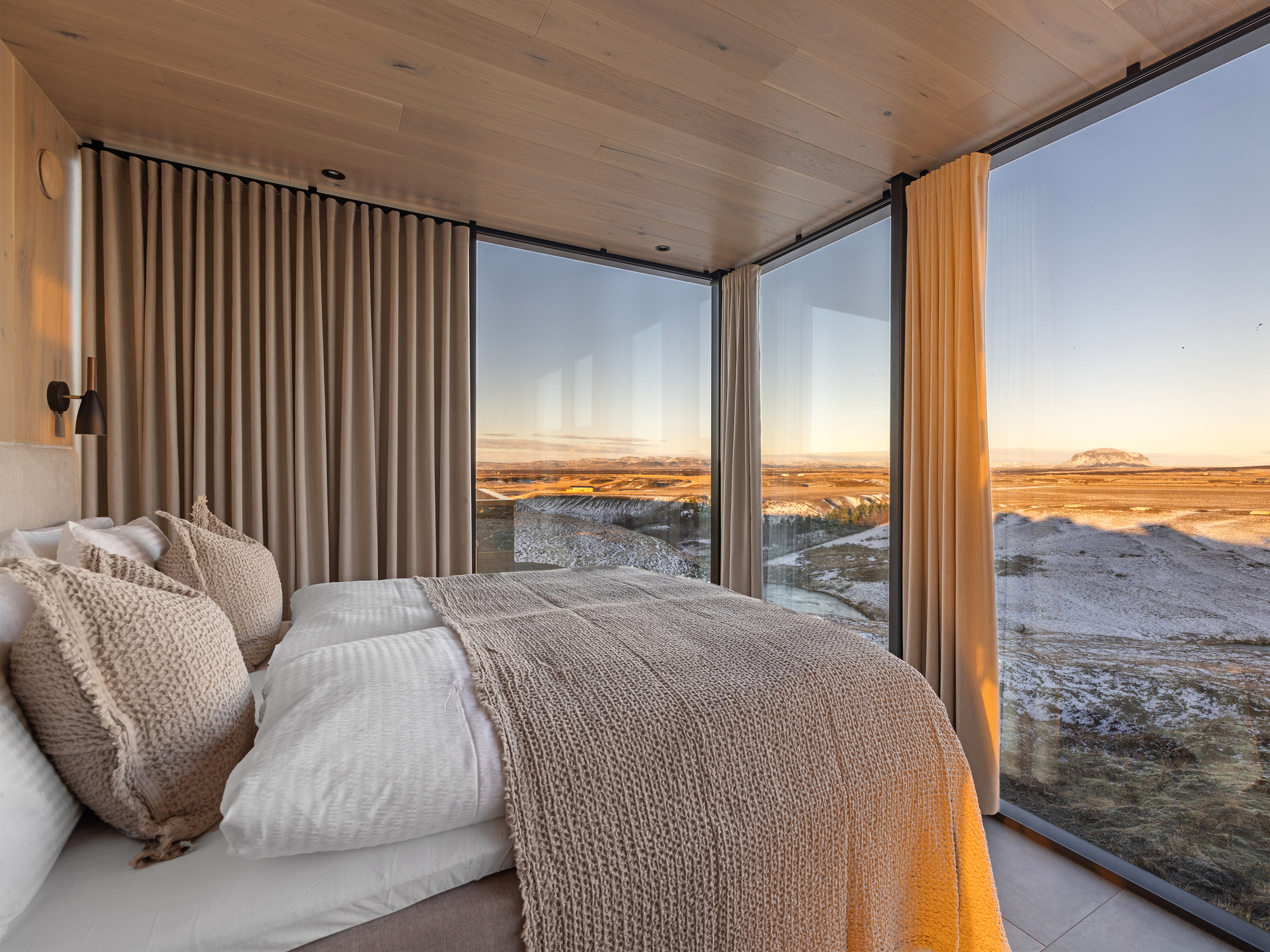 透過玻璃窗牆，住客能欣賞到不斷變化的火山荒野奇景。