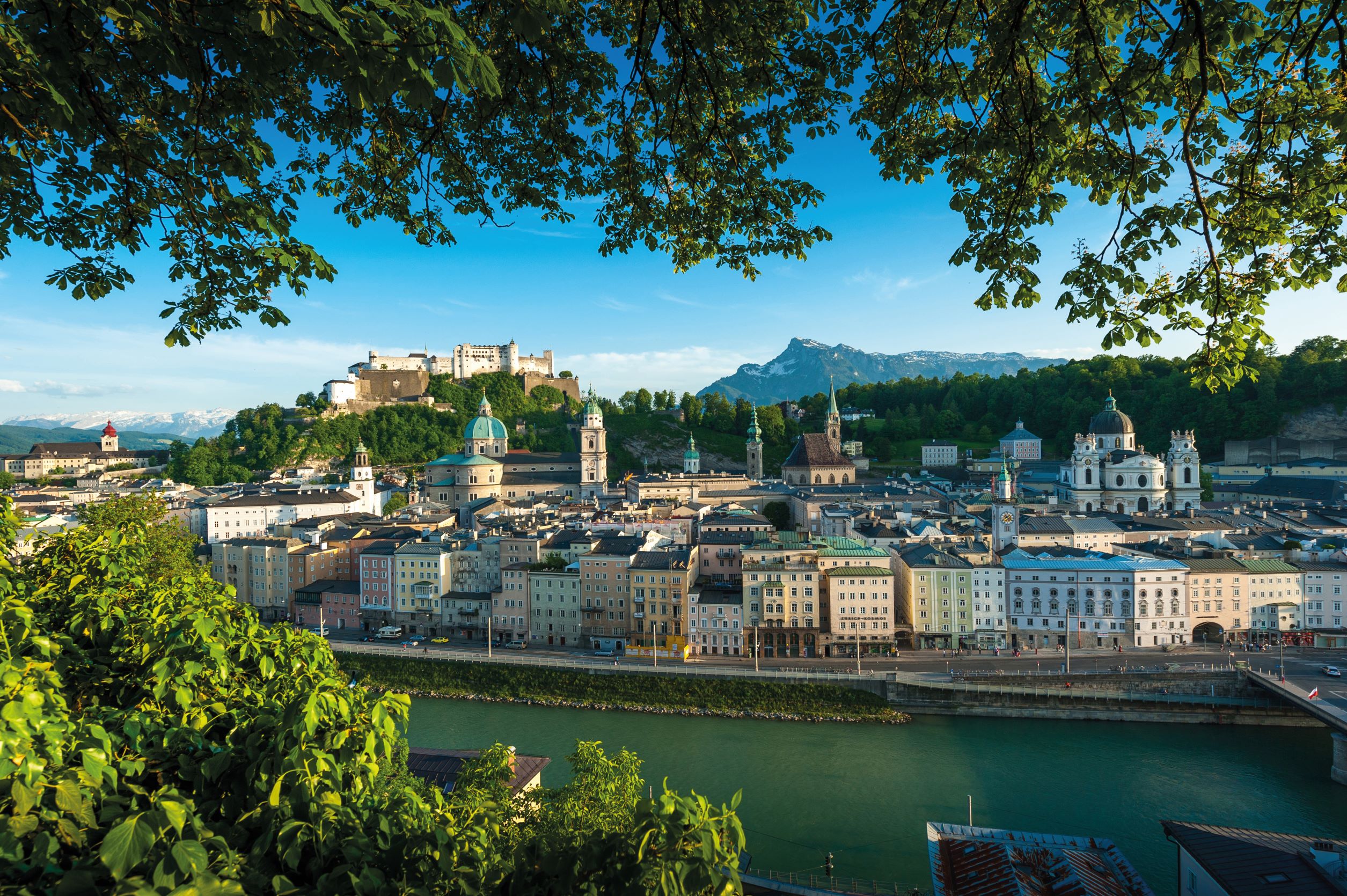 被薩爾察赫河環抱的薩爾茲堡古城區。（© Tourismus Salzburg/Breitegger Günter）