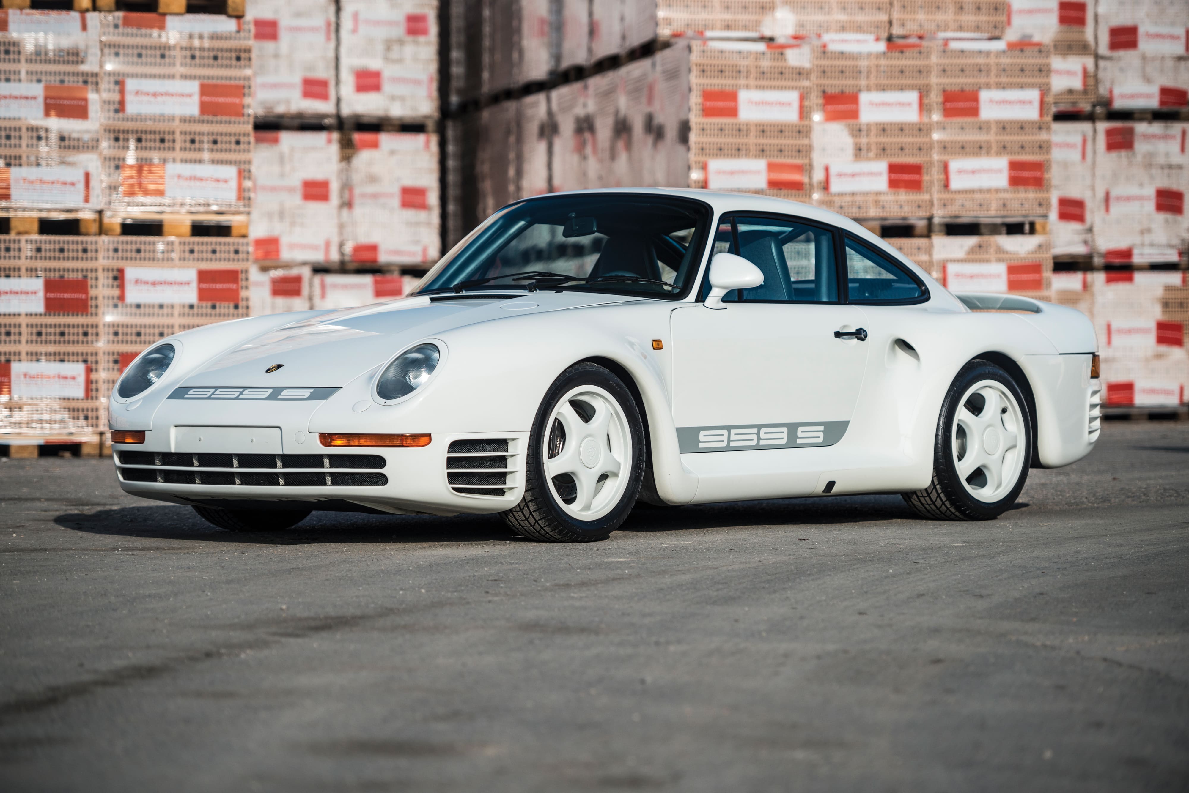 這部 1988 Porsche 959 Sport 沒有設定底價，車上的車漆仍然維持 1980 年代從生產線上出來的原漆，這部車在拍賣之前已經擁有過三任車主，但它的狀況可能也是當今市場上最好的其中一部。