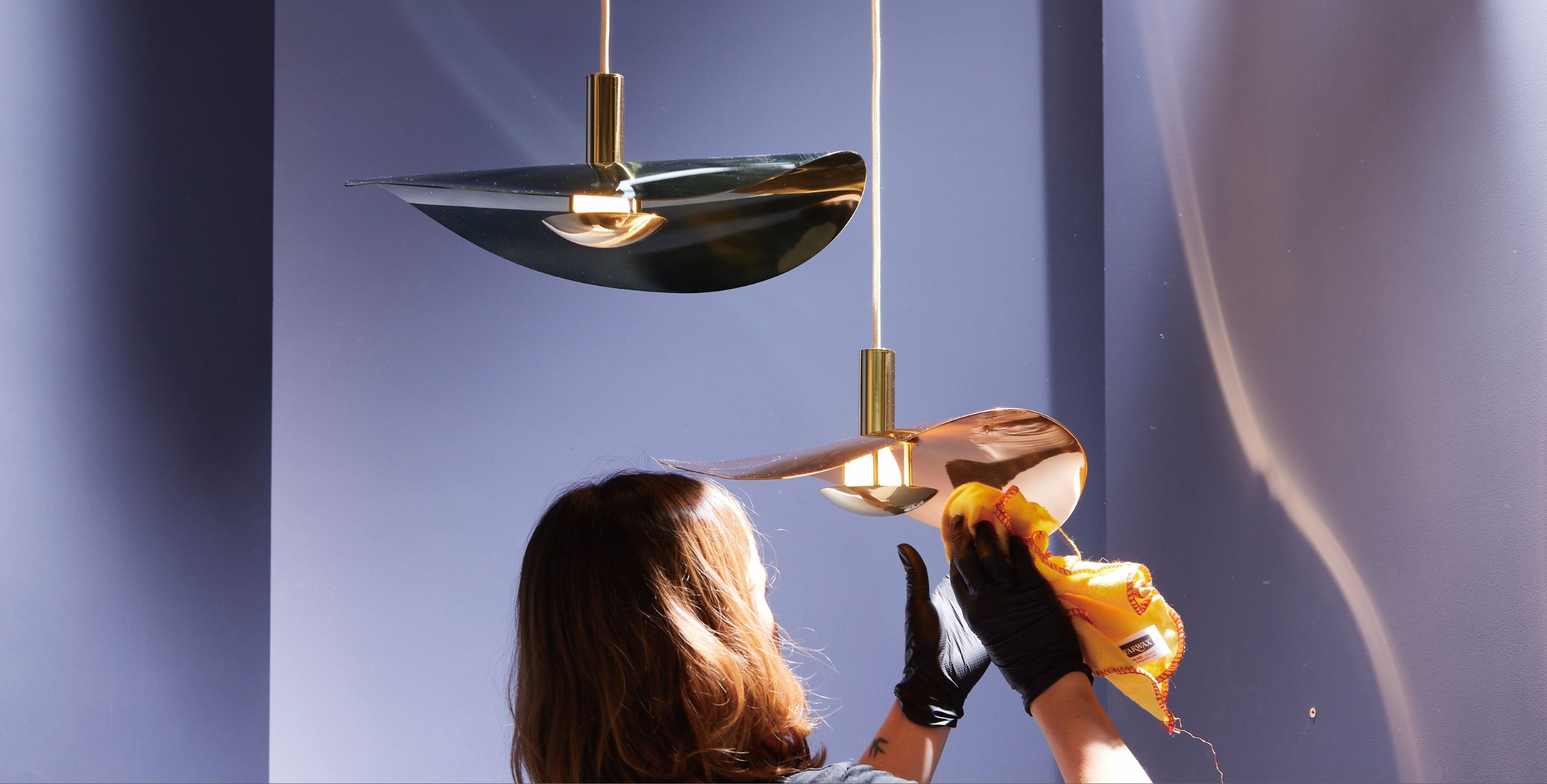 追求手工訂製的 Mydriaz，從打蠟、拉絲、鍍鎳或鍍銀等一步步的細節，讓金屬燈具能自然散發細膩質感。