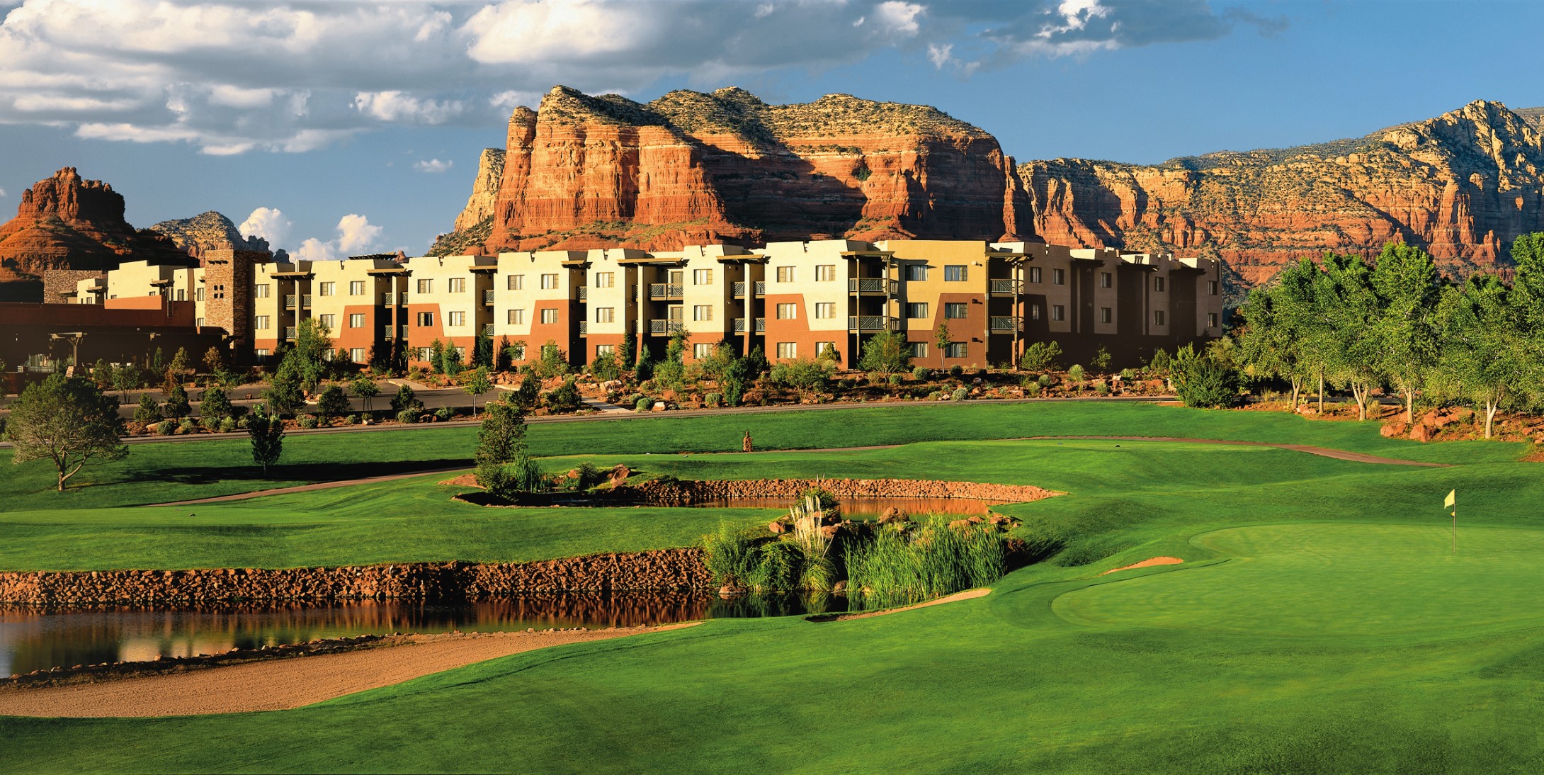 位於古老紅色砂岩前的 Hilton Sedona Resort at Bell Rock。