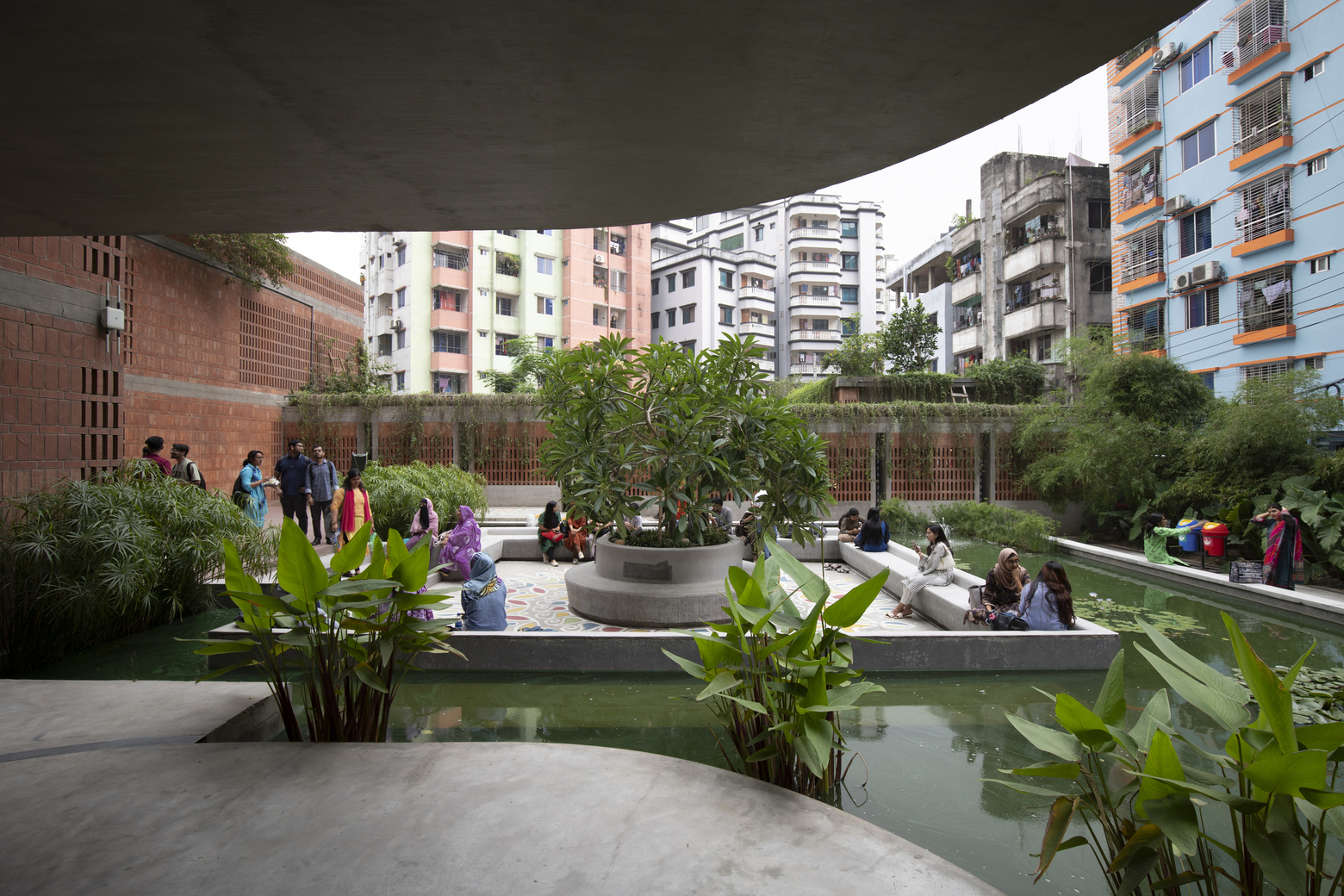 穿插大樓之間的平台花園休憩空間，成為學生與社區共享的公共場域。