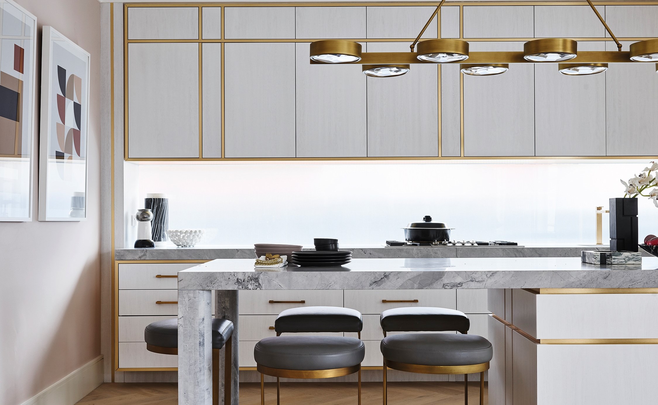 在素白色彩中帶入金屬元素，就能立即提升優雅而時尚的質感。