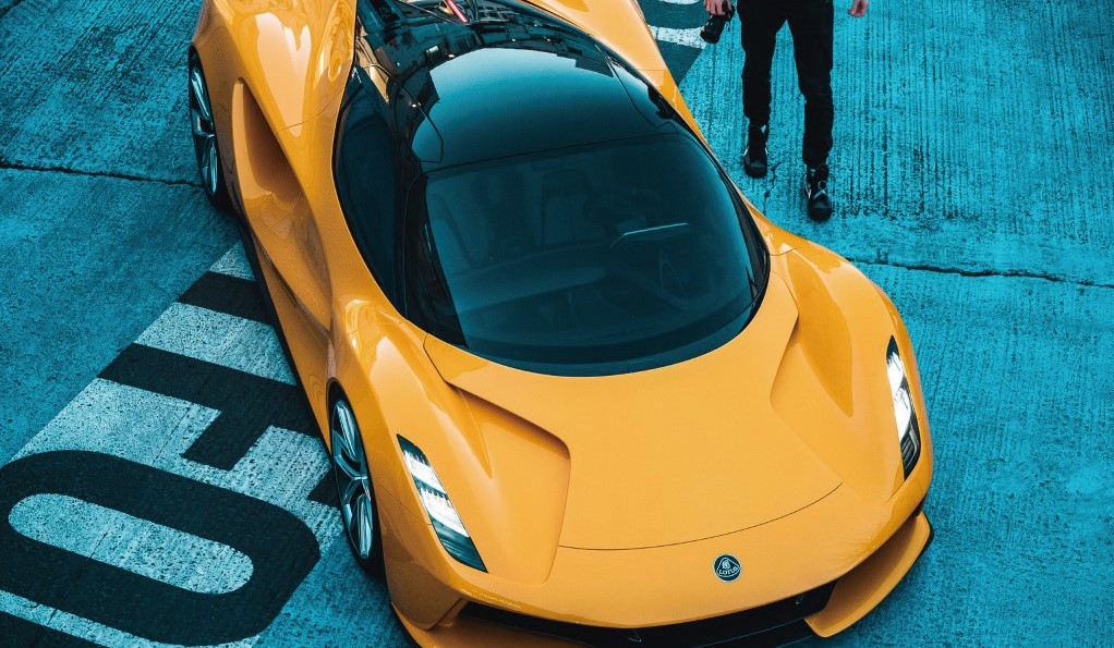 圓弧形的 Evija 座艙，從俯視角度看起來，更是充滿空氣力學基礎的設計美感。