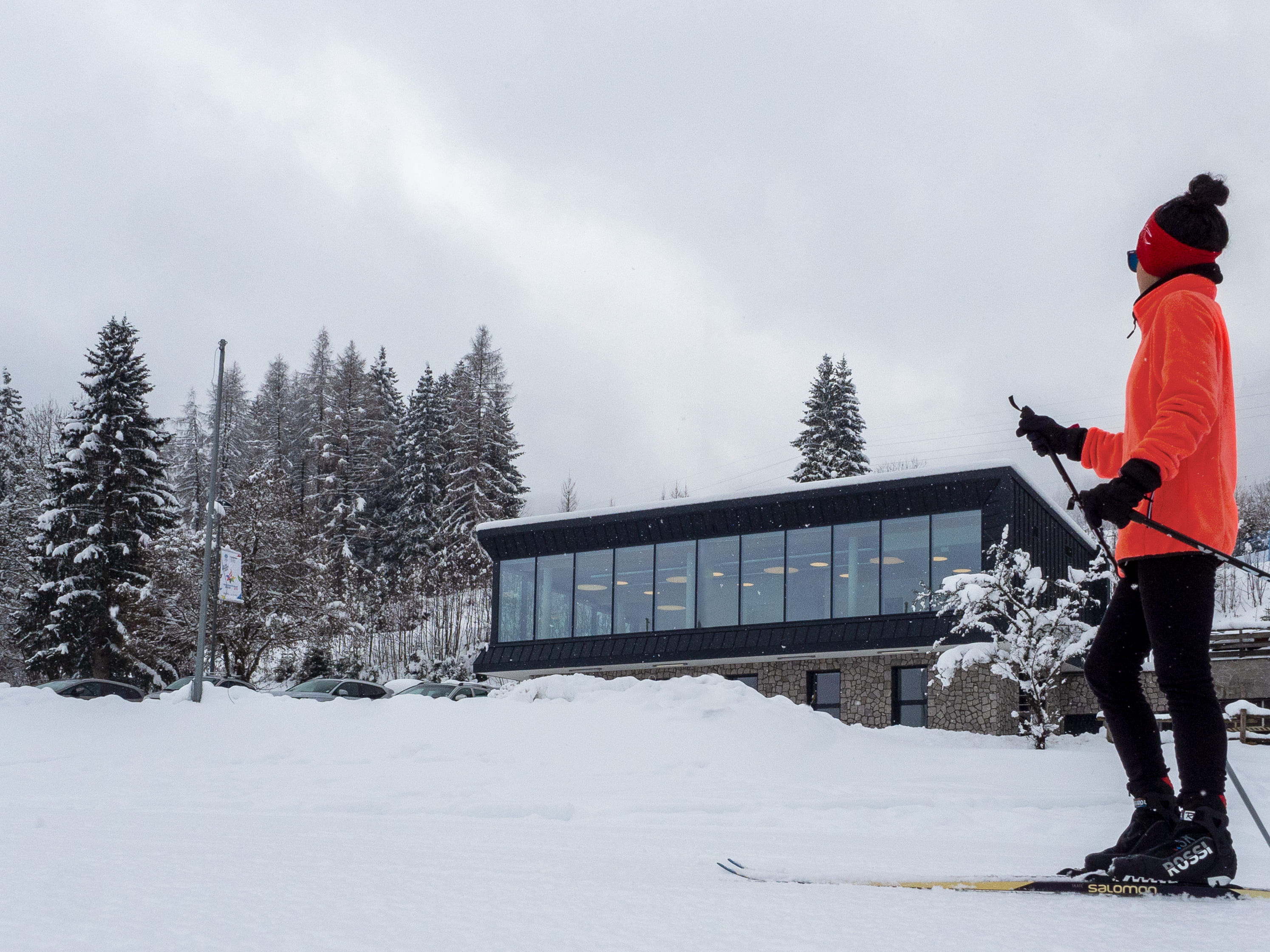 雪域建築的感官之境 - 黑色外牆與雪山鮮明對比