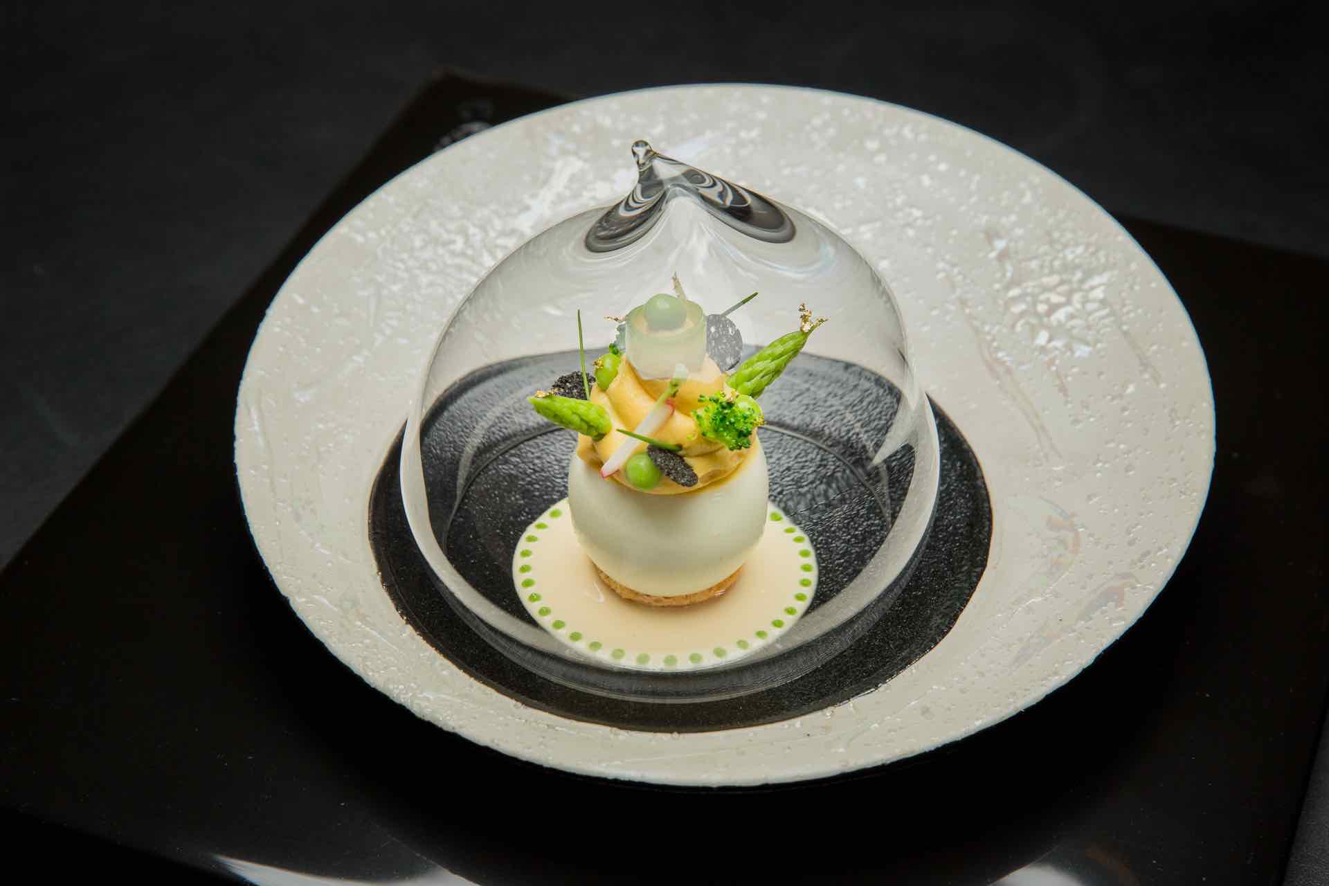 「日本皇蟹肉釀雞蛋」雖然是開胃菜，但做工精緻、擺盤華麗，可說是心機之作。