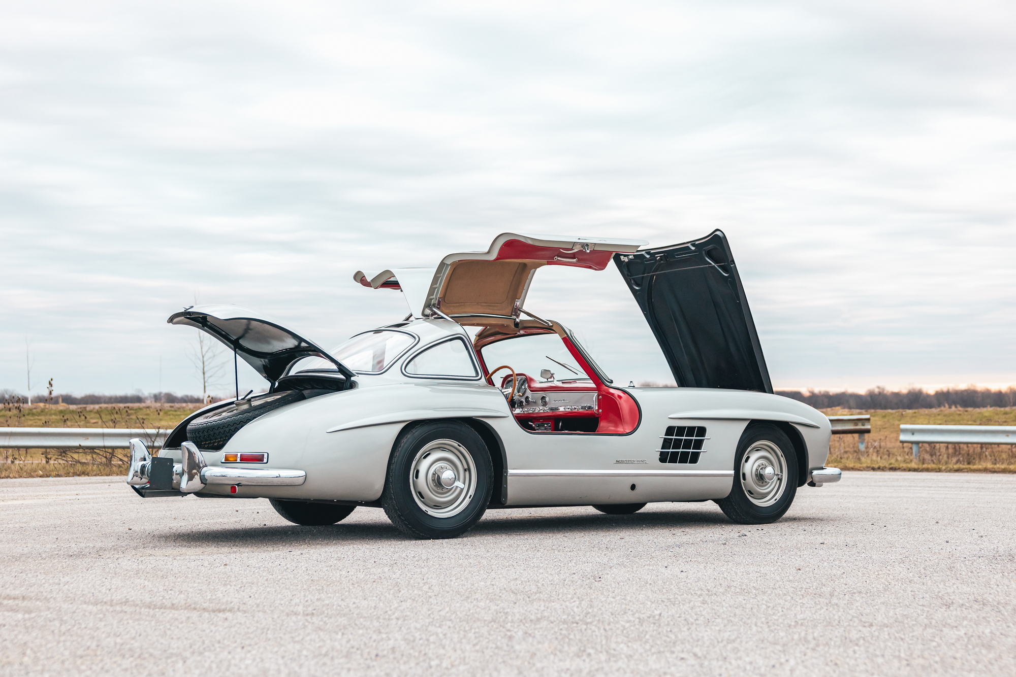 特殊的鷗翼式上掀車門， 是使用了特殊車身後的必 然結果。