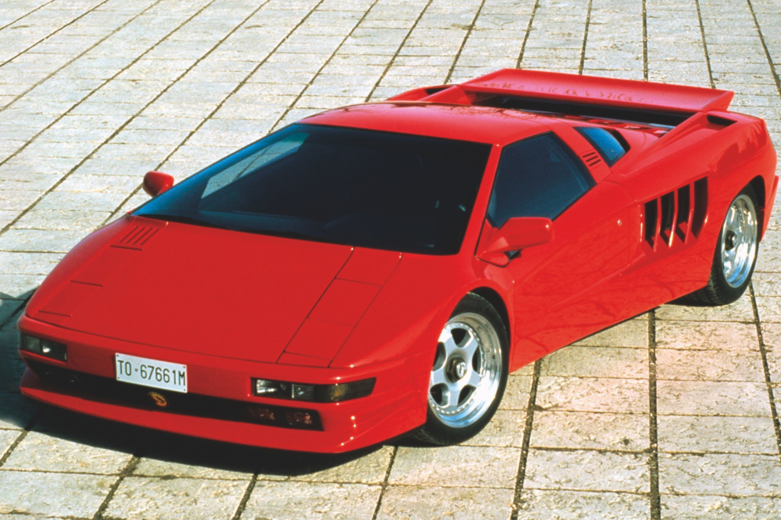 CIZETA Moroder V16T 規格表 國籍:義大利 發表時間:1991年 規格:長 4,445 ×寬 2,057×高 1,115 mm 引擎:V16 自然進氣 排氣量:5,995c.c. 馬力 :540hp/8,000rpm 扭力:55.3kgm/6,000rpm