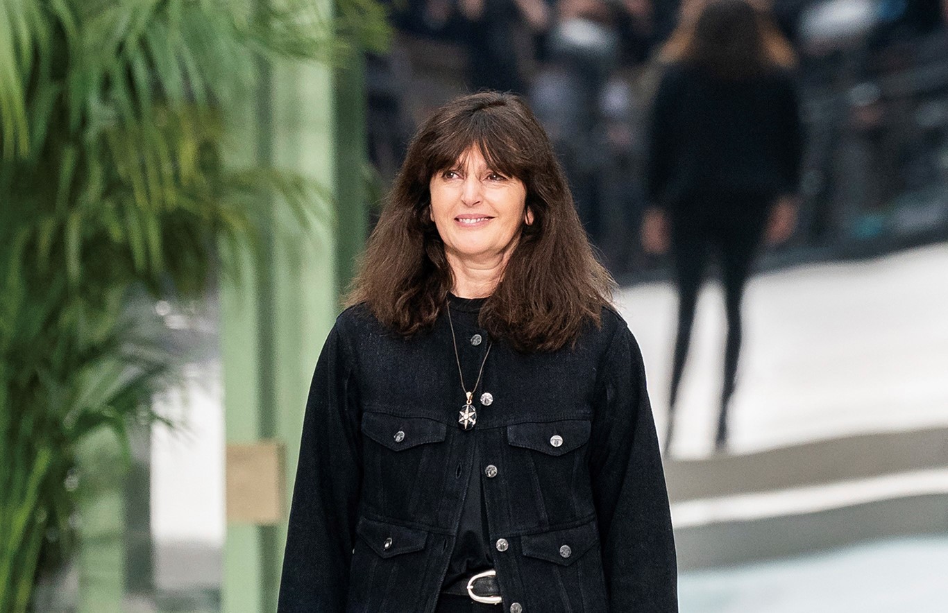 Virginie Viard 本人就是 Chanel Lady 的當代化身：一頭棕色中長髮與妹妹頭瀏海，煙燻彩妝打造的深邃眼眶，以及亮麗紅唇。她說自己最愛的打扮就是牛仔褲與香奈兒毛呢短外套。