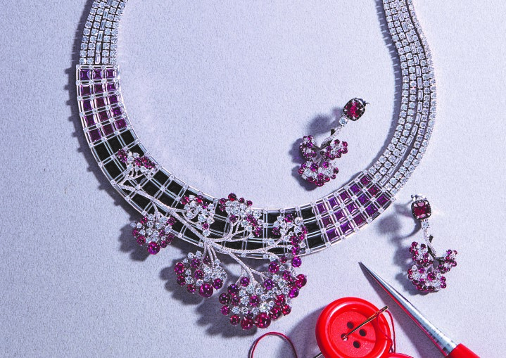 一針一線猶如工匠每一次的悉心鑲嵌、拋光、打磨，美，不只渾然天成，更是精雕細琢。Chaumet Chant du Printemps 系列，瑪瑙、凸圓形切割紅寶石、方形切割石榴石和明亮式切割長方形鑽石白金項鏈。Chaumet Chant du Printemps 鴿血紅枕型切割紅寶石、凸圓形切割紅寶石、圓形黑色尖晶石與明亮式切割鑽石白金耳環。