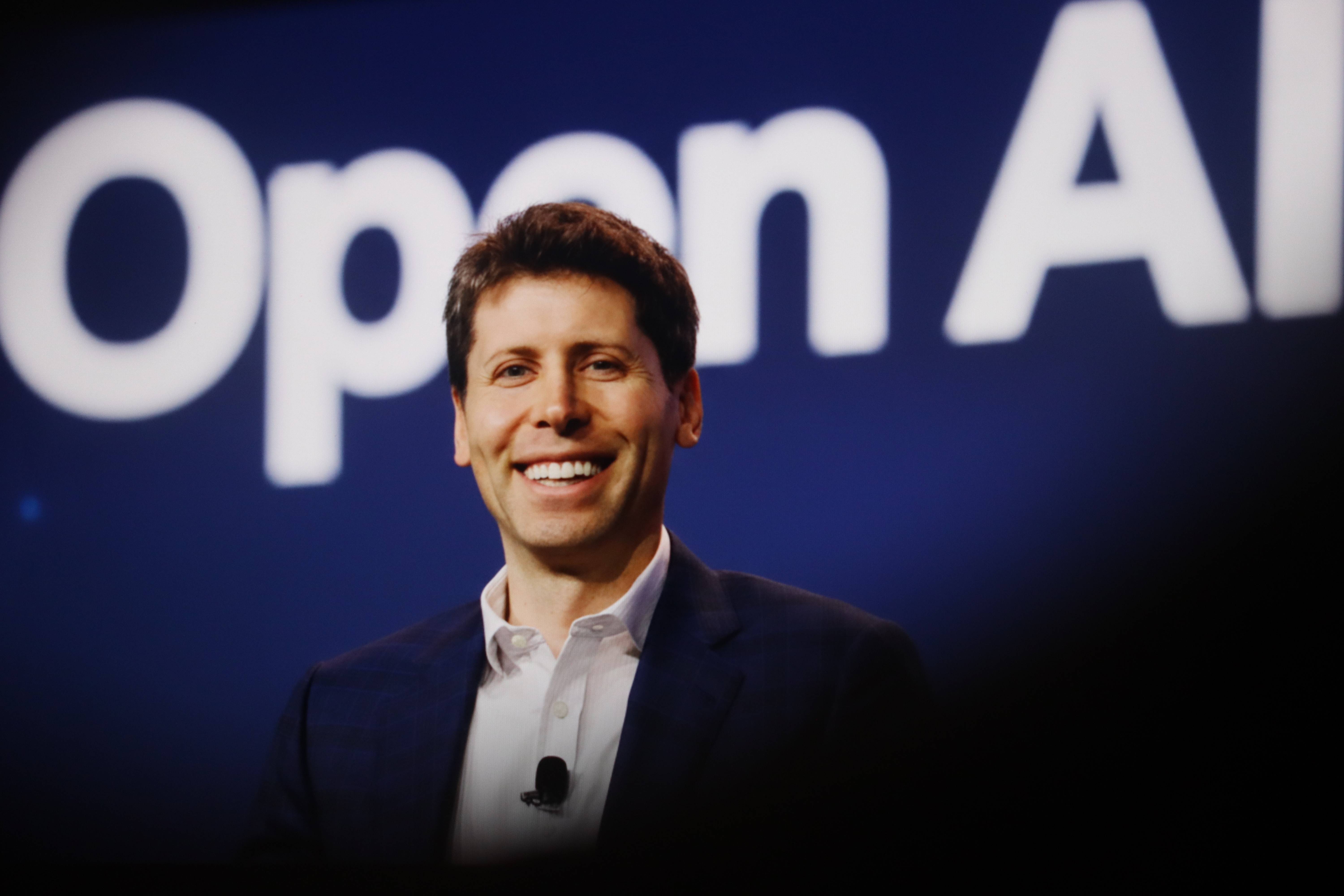 Sam Altman 在 OpenAI 發表 會上談論生成式 AI 的未來方向， 強調技術應以人類需求為核心， 並重新定義科技與創造力的關係。。