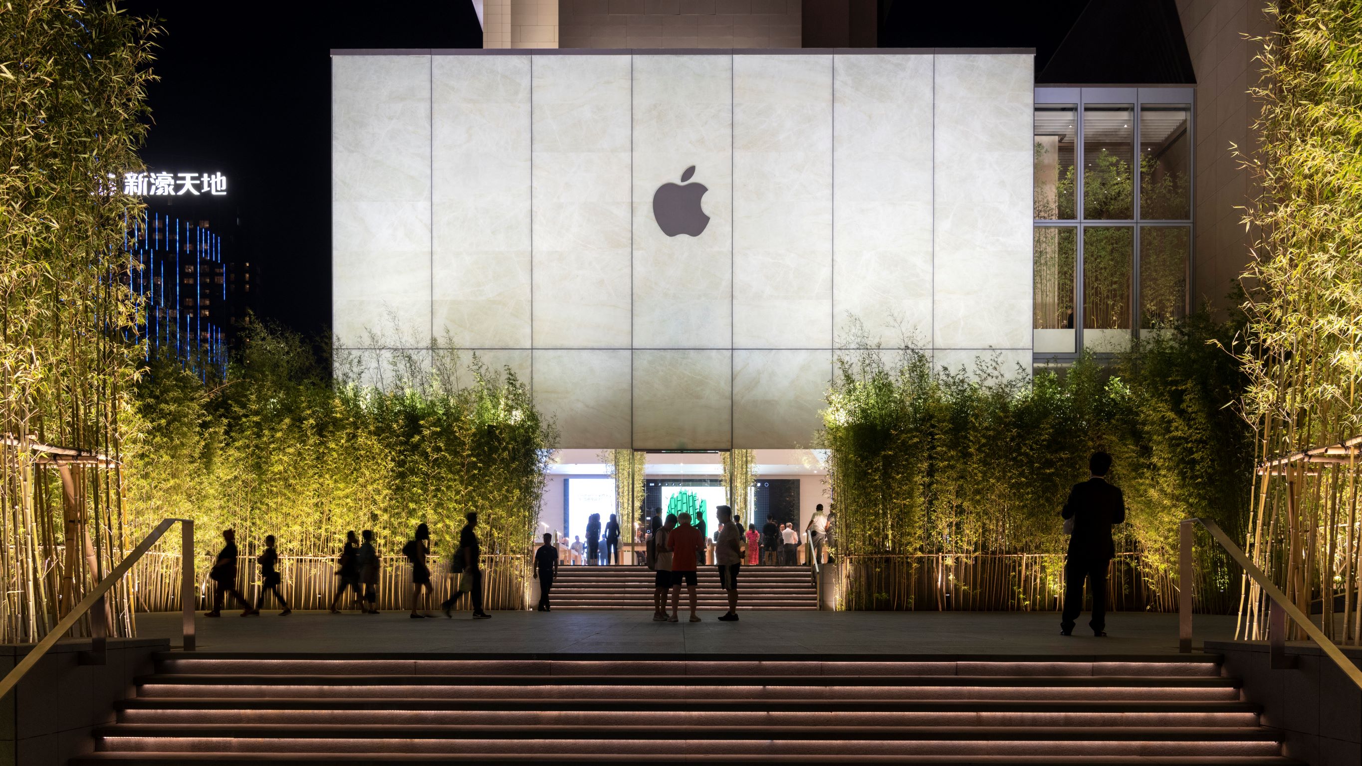 Apple Cotai Central 以半透光的玻璃石牆，打造出如同紙燈籠般的建築意象。