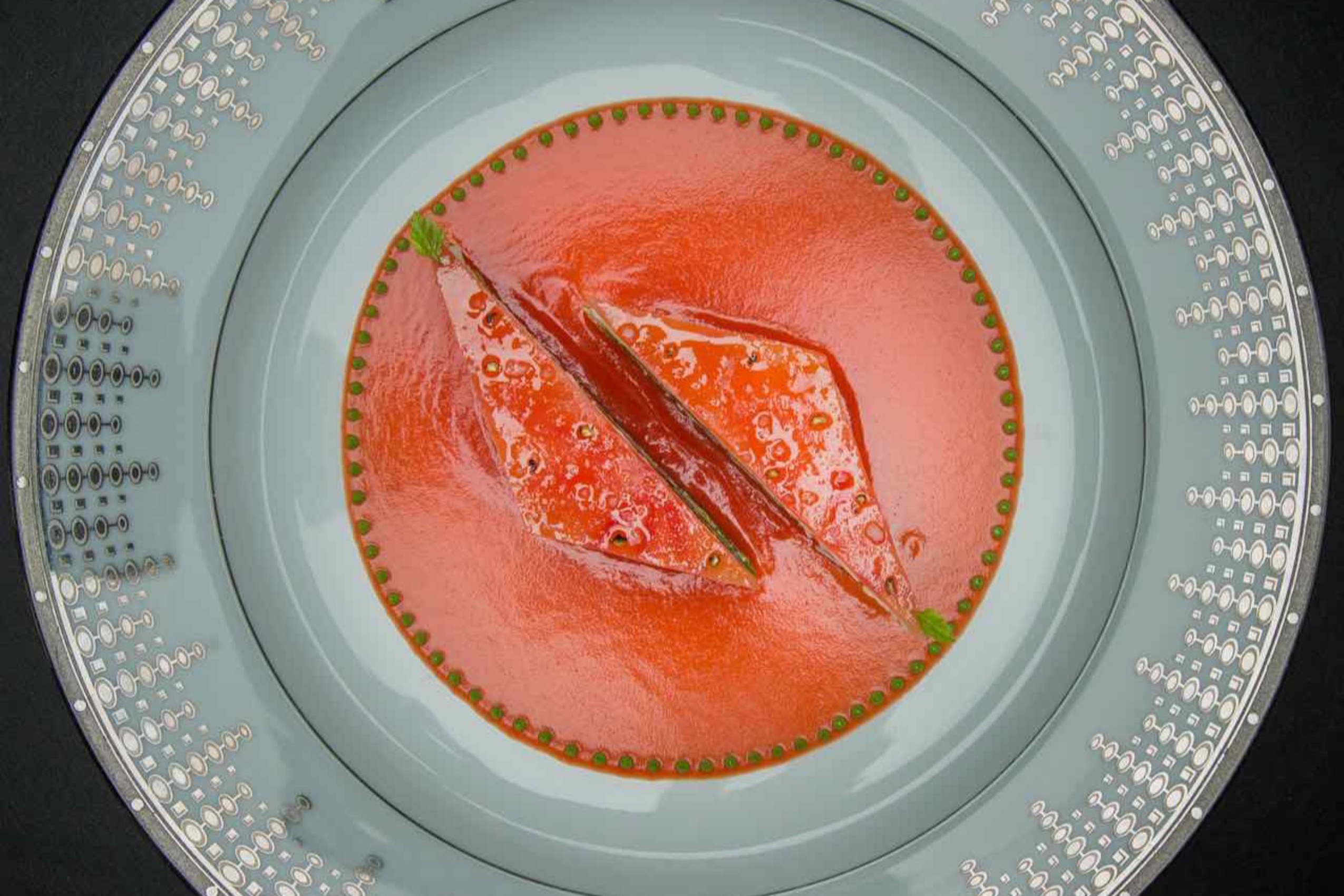 「鮮嫩蕃茄蟹肉千層」是需要高超刀功技巧才能完成的一道料理，酪梨和蟹肉的組合，滋味清新。