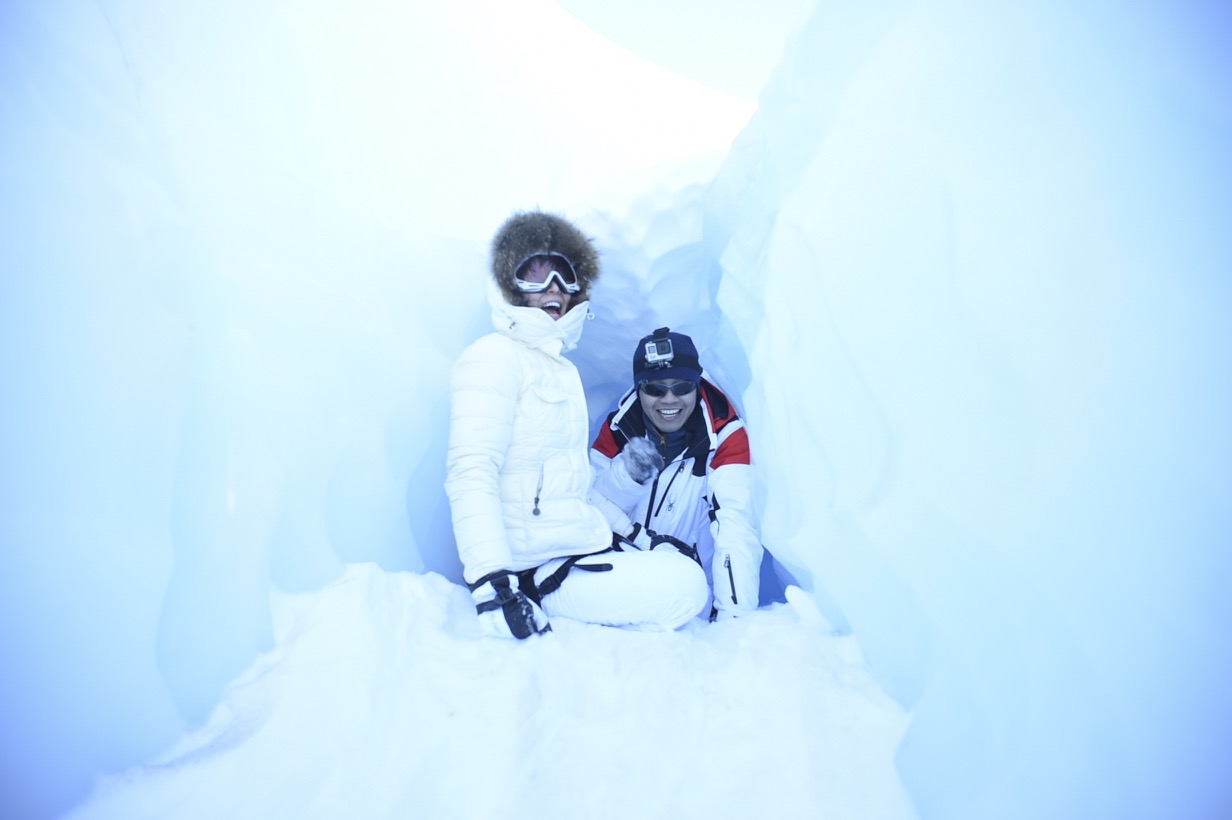 爬進雪洞裡，可以體驗探險家在極地避寒露營的感受。