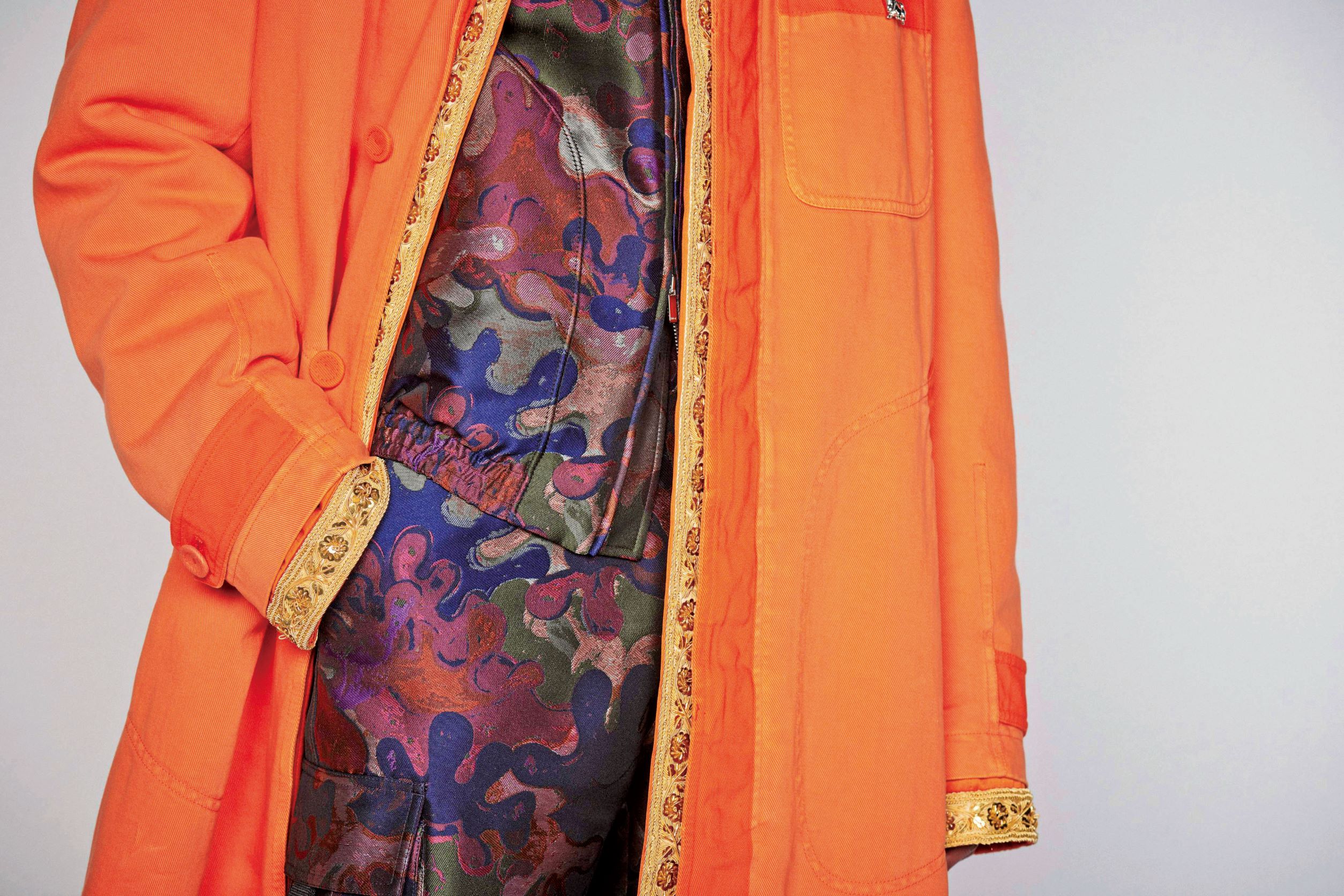 Dior 本季以法蘭西藝術院（Académie des BeauxArts）啟發的鑲金滾邊巴洛克刺繡，為 Peter Doig 畫作營造「鑲框」的視覺效果，彰顯時裝工藝與藝術合而為一的視覺饗宴。