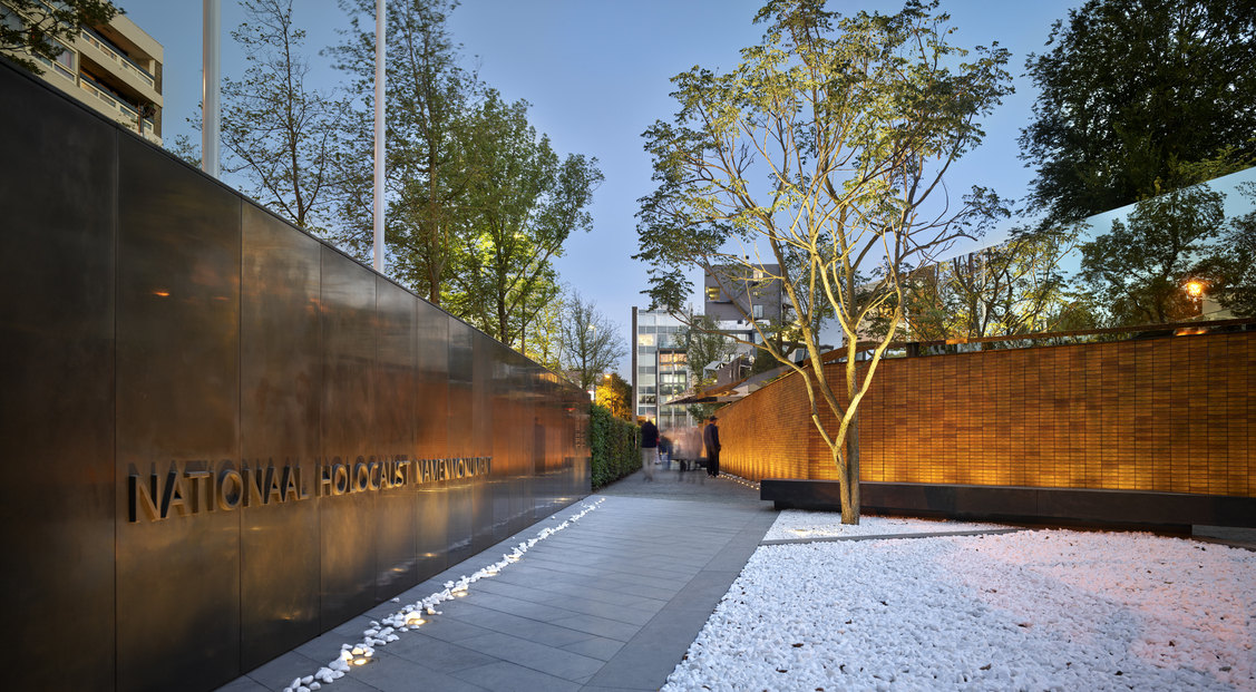 紀念館公園內也特別擺放了大量的白色石子，一方面作為造景，一方面讓民眾將白石子擺放在磚牆下，以示緬懷。