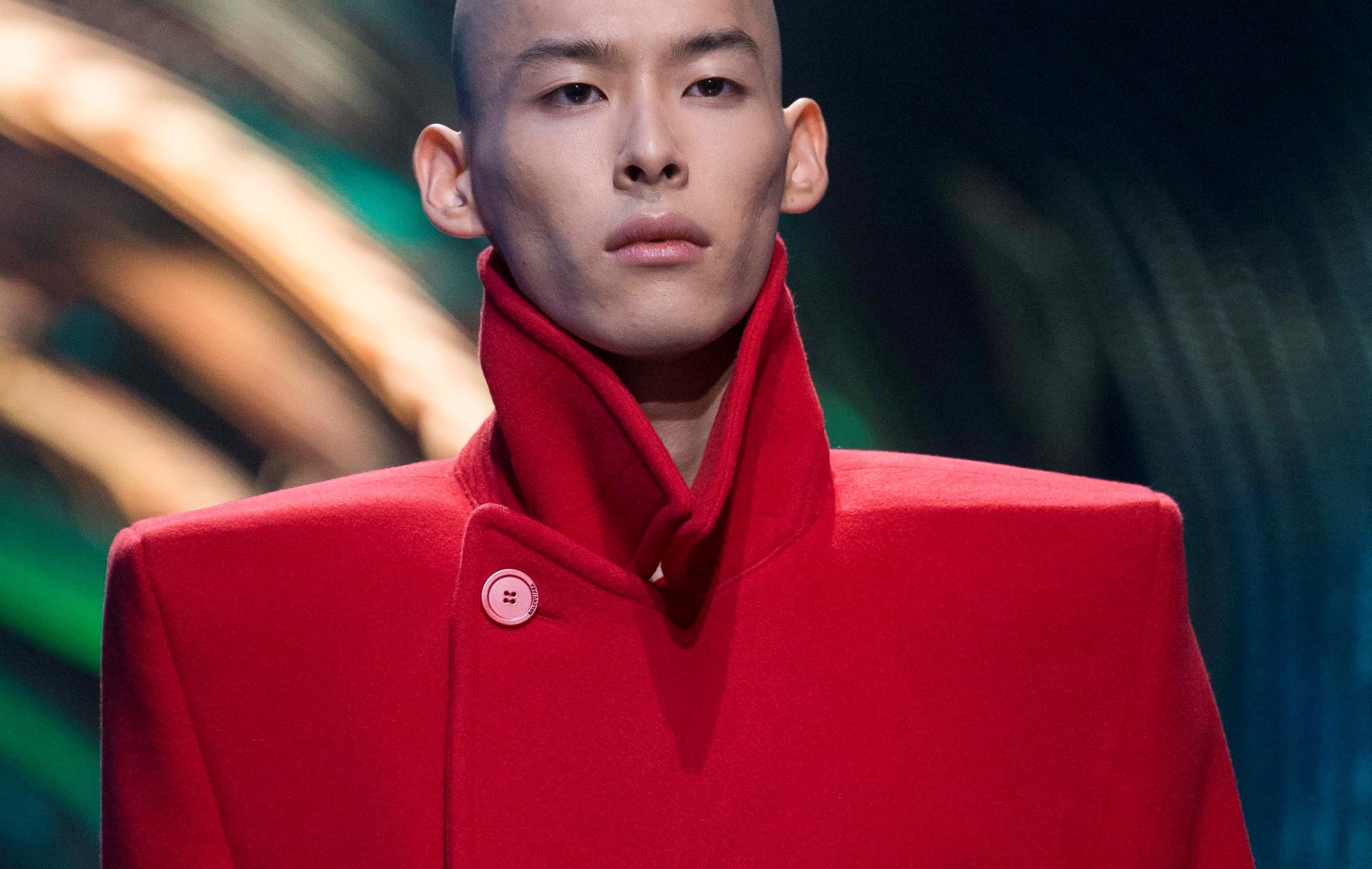 創辦人 Cristóbal Balenciaga 認為「簡約即是優雅」的設計概念，在 Balenciaga 2019 秋冬系列看到全新詮釋：寬大的 Oversize 西裝外套具備份量豐厚的存在感，只要一件就為穿著者賦予強烈個性。