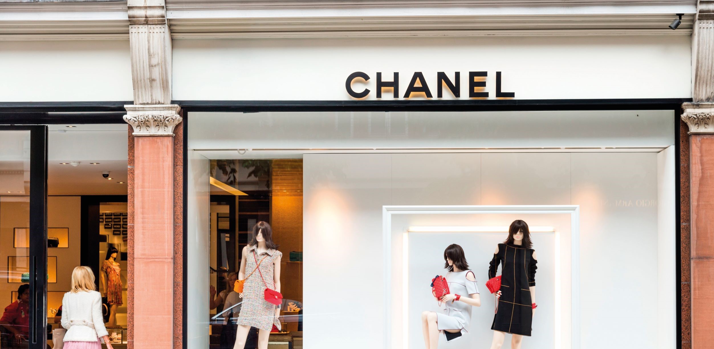 CHANEL SHOWS OFF HER APPEALING FIGURES, BUT WHO IS THE FAVORITE BRIDEGROOM? Chanel 炫耀的身價，而花落誰家？