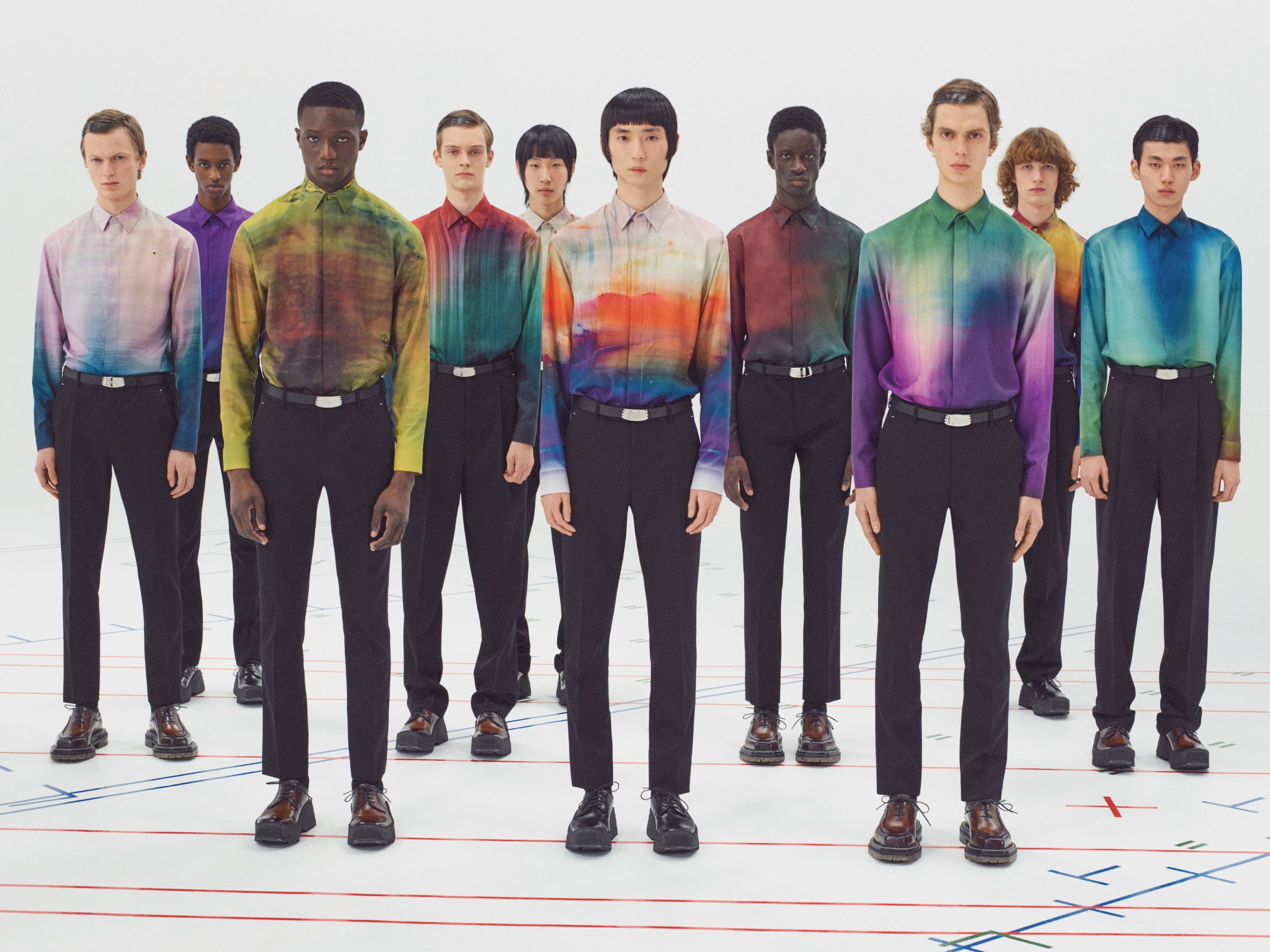 Berluti 為讓傳統服裝工藝 Patina 更加活潑，特別在最新的設計中挹注新銳藝術家 Lev Khesin 標誌性的色彩堆疊概念，增加刺激性與新鮮感，也藉由藝術與年輕族群及創作領域接軌。