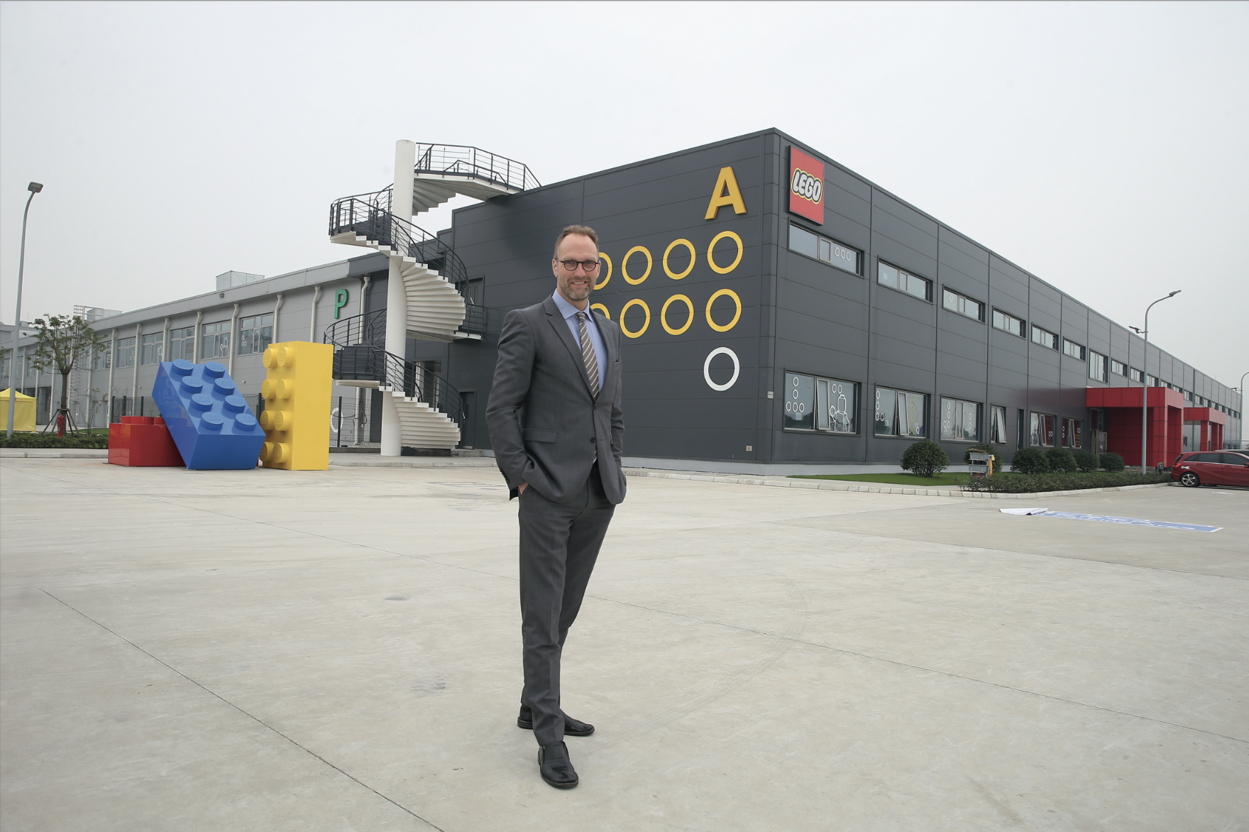 歐洲總部的裝置藝術就是樂高積木。