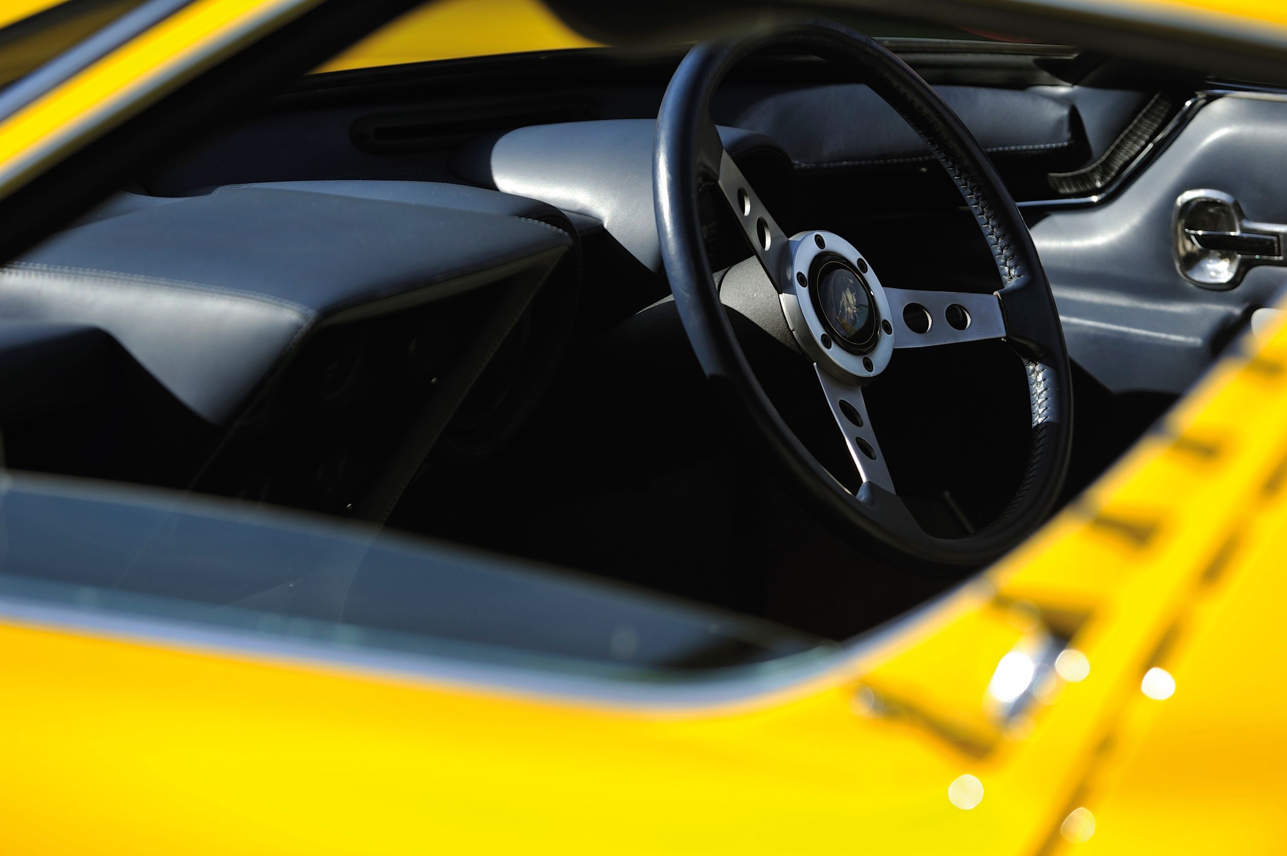 Miura 低矮坐姿的駕駛座設計，是義大利蠻牛跑車的經典風格。