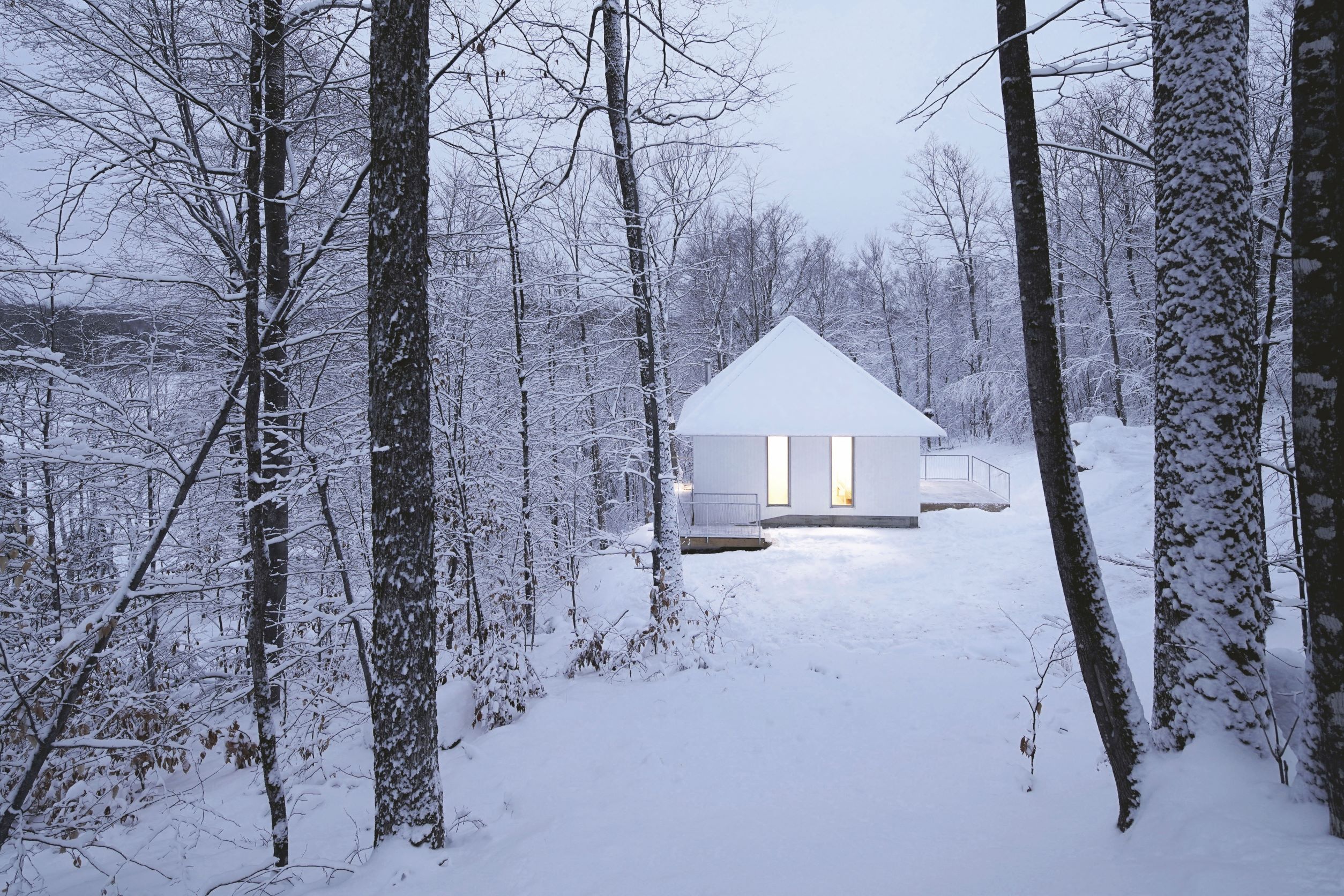 MOUNTAIN CABIN:  POISSON BLANC 跟山一起過日子 - 雪地裡的白色極簡小屋