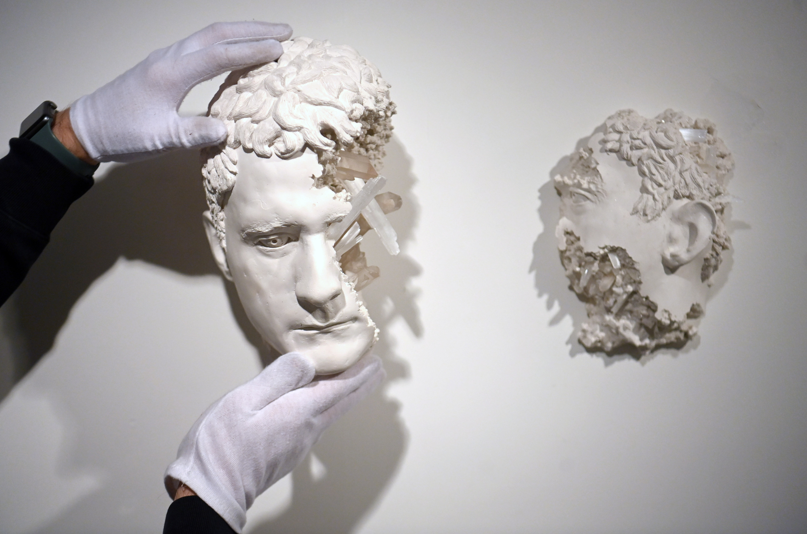 2022 年 2 月在倫敦舉行的 NFT 藝術品拍賣，圖為 Daniel Arsham 的作品《Cracked Quartz Face 》。