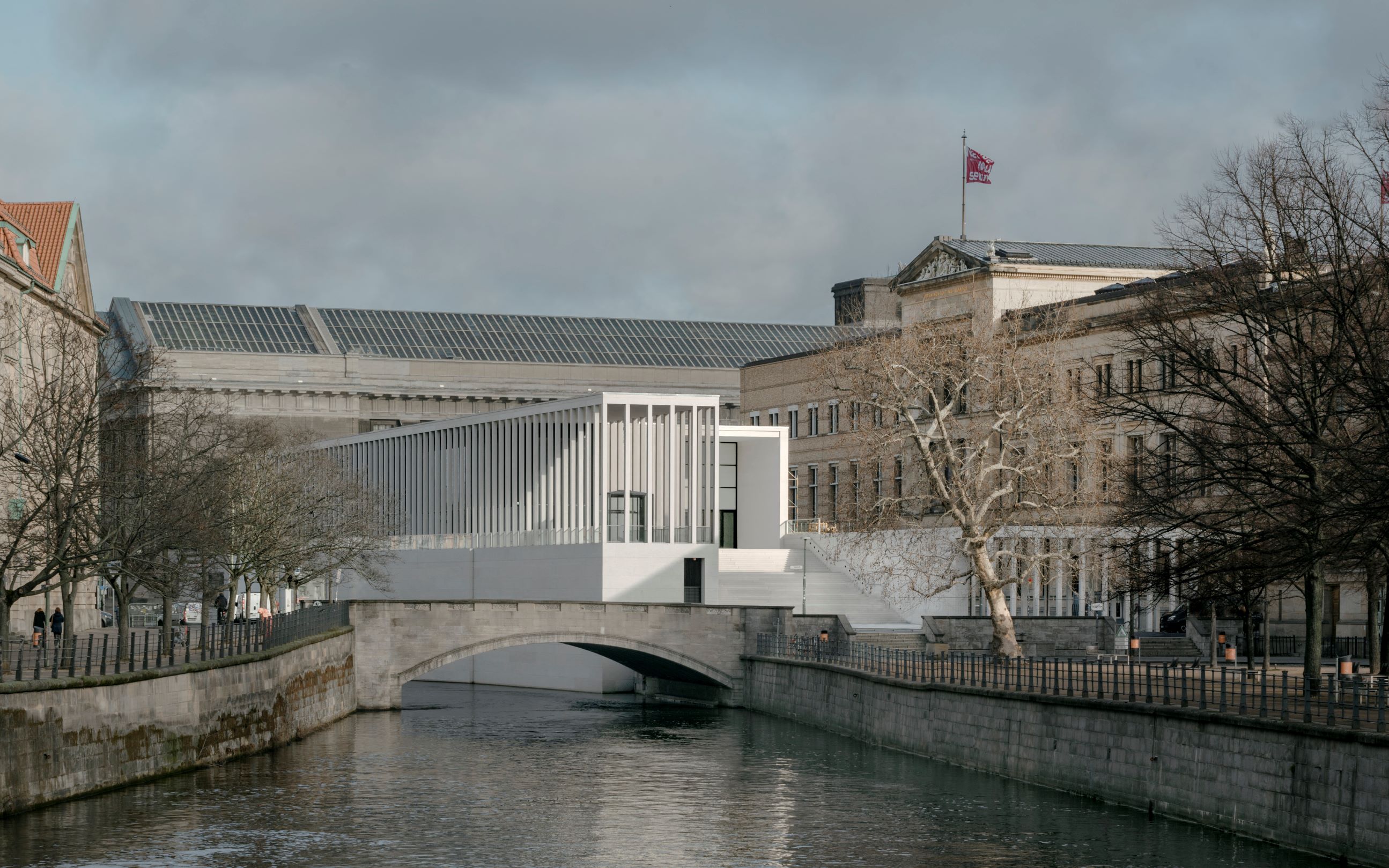 與島上運河、古蹟建築景觀自然相容的 James Simon Gallery。( Photo by Simon Menges )