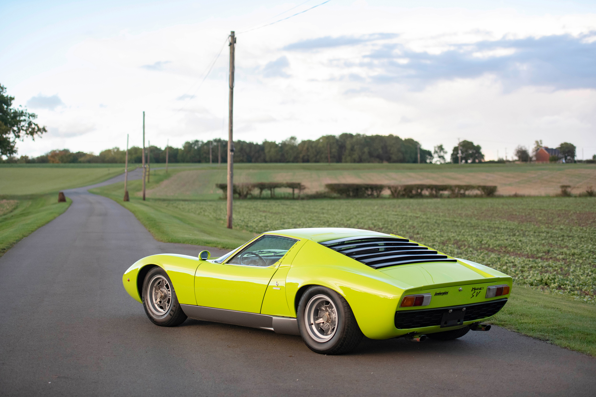 低扁車身搭配典雅線條，完美融合不同領域的美學觀。