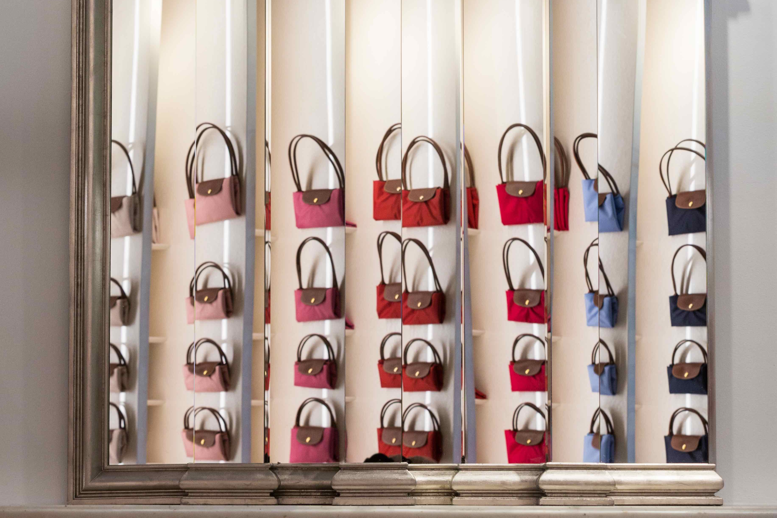 在普羅旺斯的全新旗艦店，LONGCHAMP 與裝置藝術家 Mathias Kiss 設計不規則框鏡搭配光影的變化，展現充滿力量的時尚。