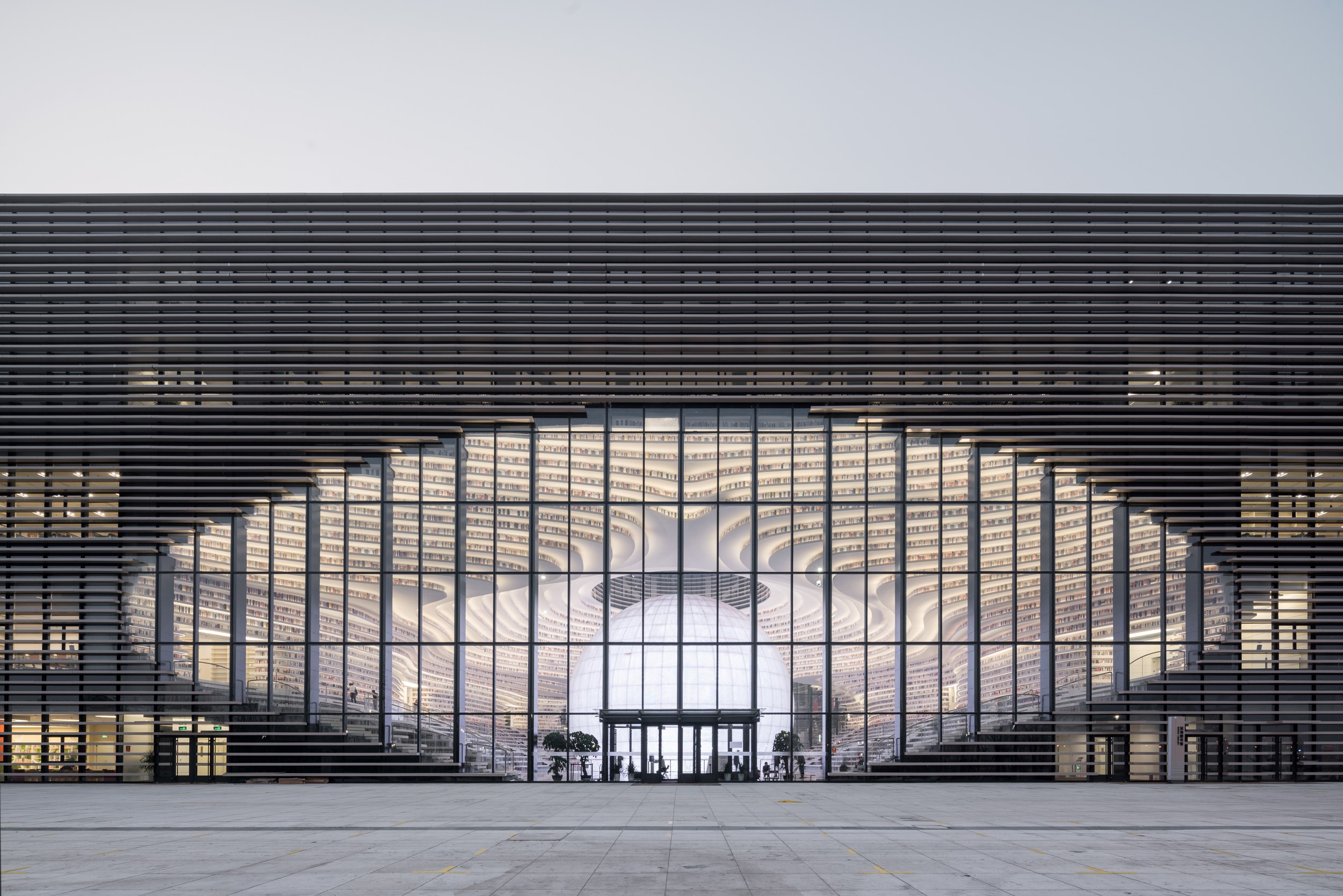 Tianjin Binhai Public Library 波浪般巨型曲線書架