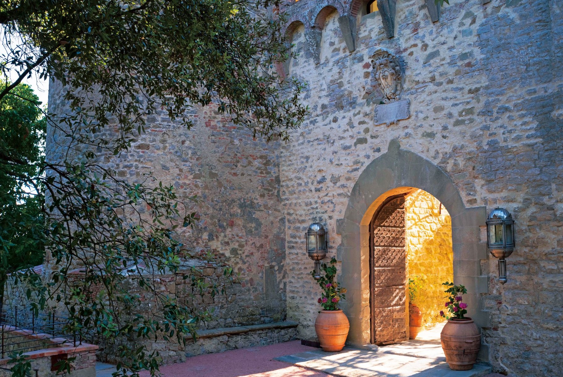 重新翻修過的城堡大門，依舊展現出迷人的古意。