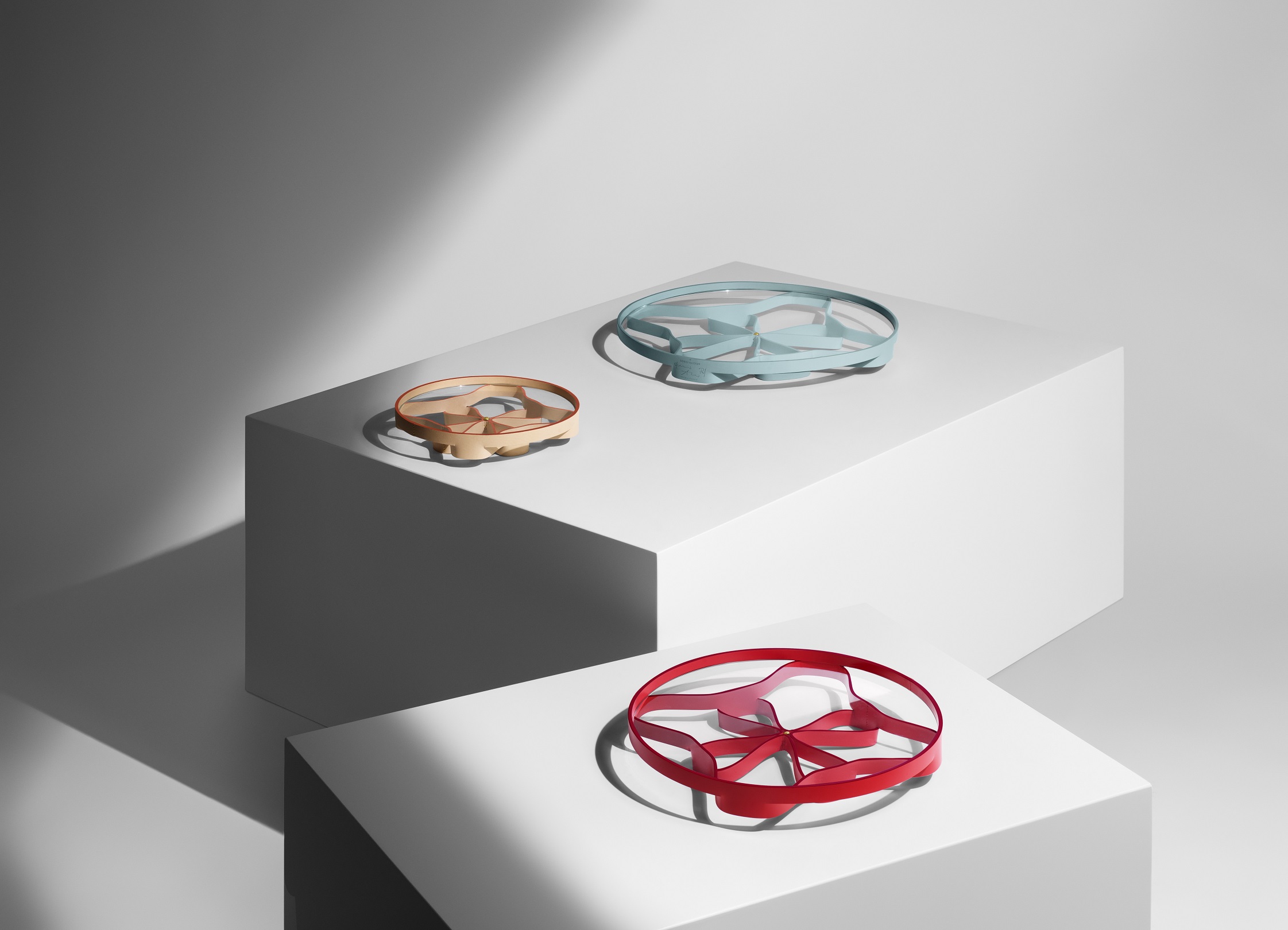 品牌經典元素 Monogram 在瑞士設計工作室 Atelier Oï 的巧思與 Louis Vuitton 的專業工藝雕琢下，從平面圖案化身為結構精緻的 Origami（摺紙）花朵。