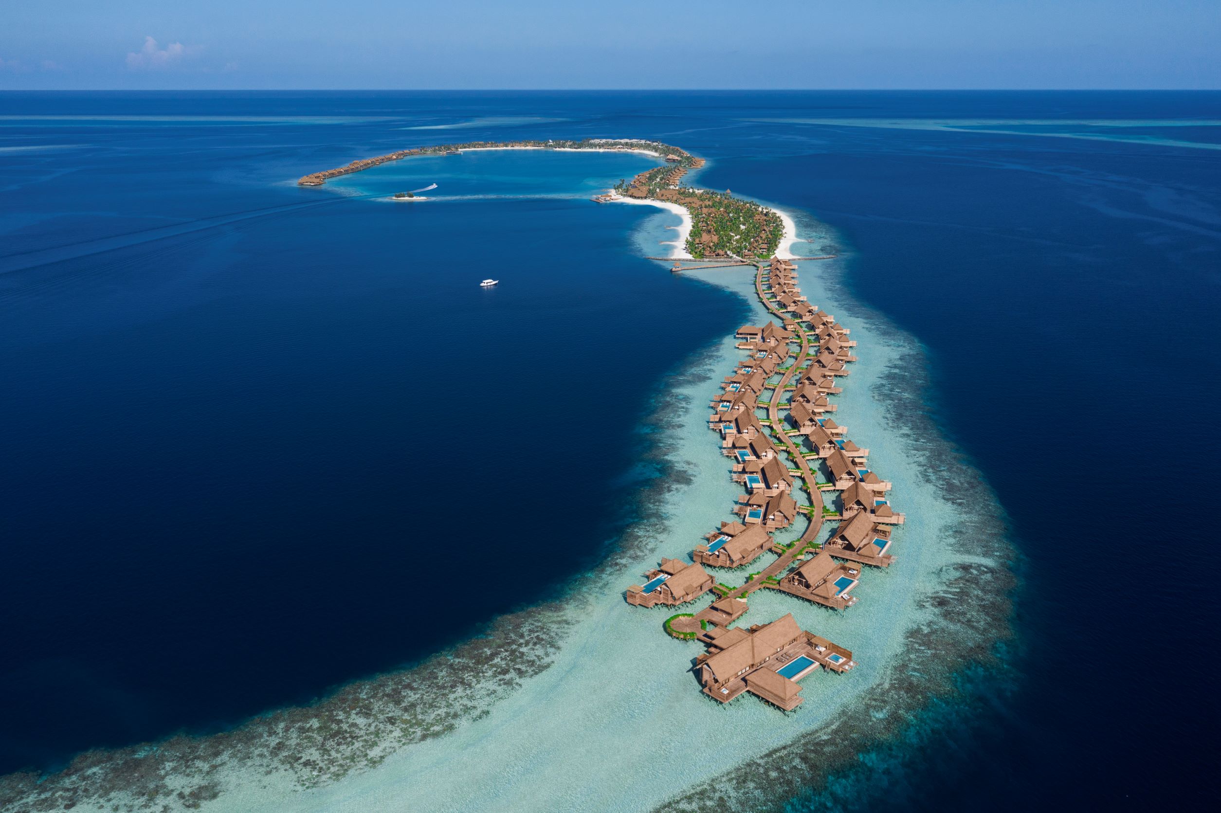 Waldorf Astoria Maldives Ithaafushi 在 3 座小島上打造出 122 間豪華別墅套房。