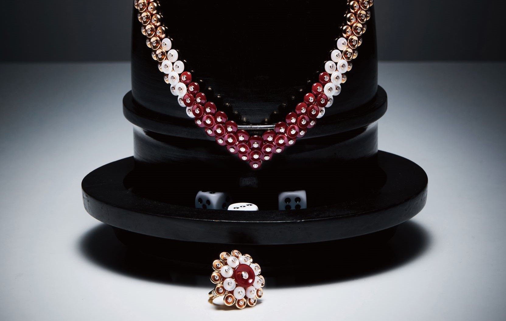 Van Cleef & Arpels Bouton d'or 項鍊，玫瑰金、白色珍珠母貝、紅玉髓、鑽石。Van Cleef & Arpels Bouton d'or 戒指，玫瑰金、白色珍珠母貝、紅玉髓、鑽石。