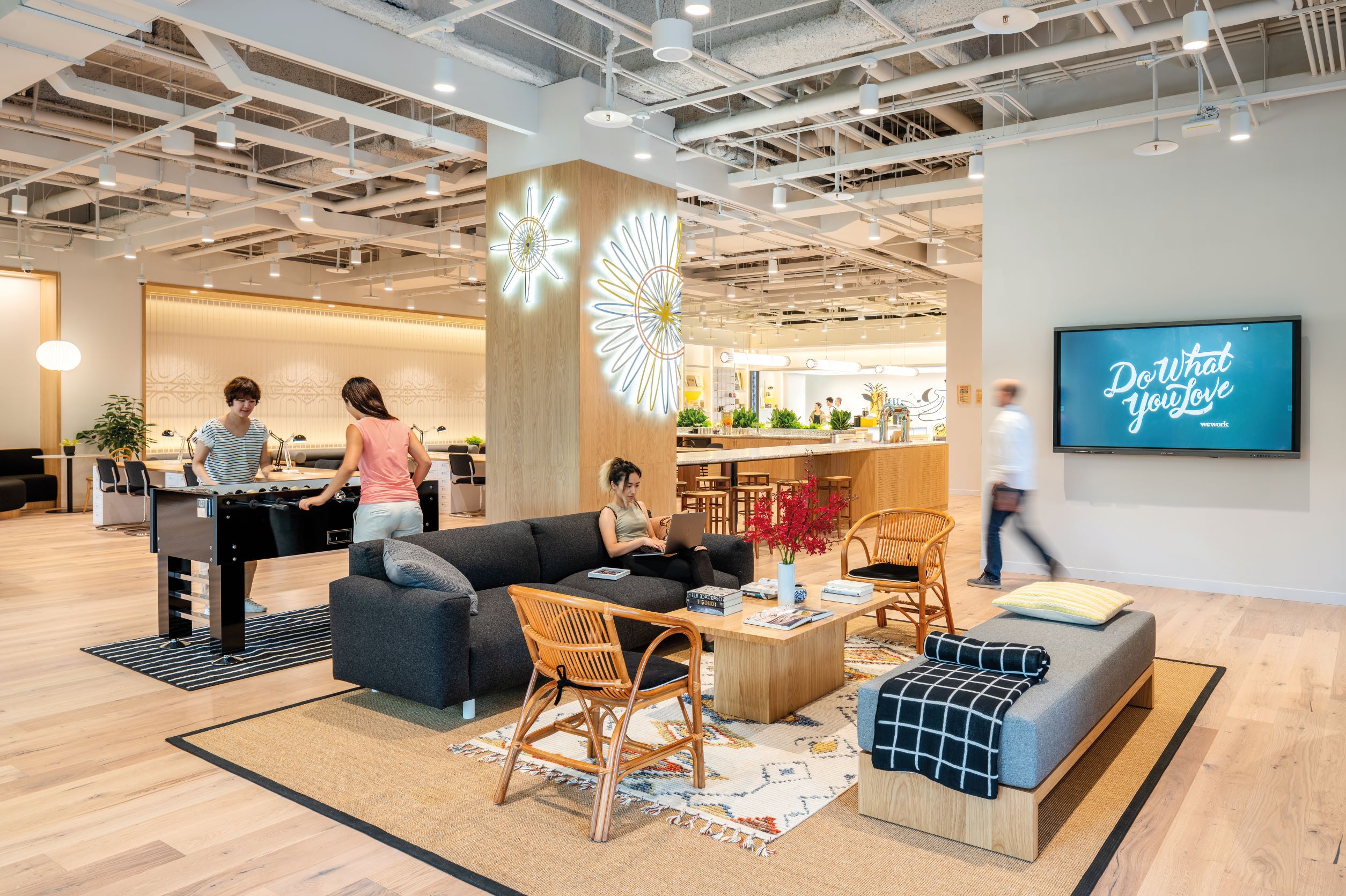 WeWork 台北除了各式工作座位、會議空間，同時也配備有客廳、飲料吧檯、足球遊戲機等讓會員放鬆休閒。