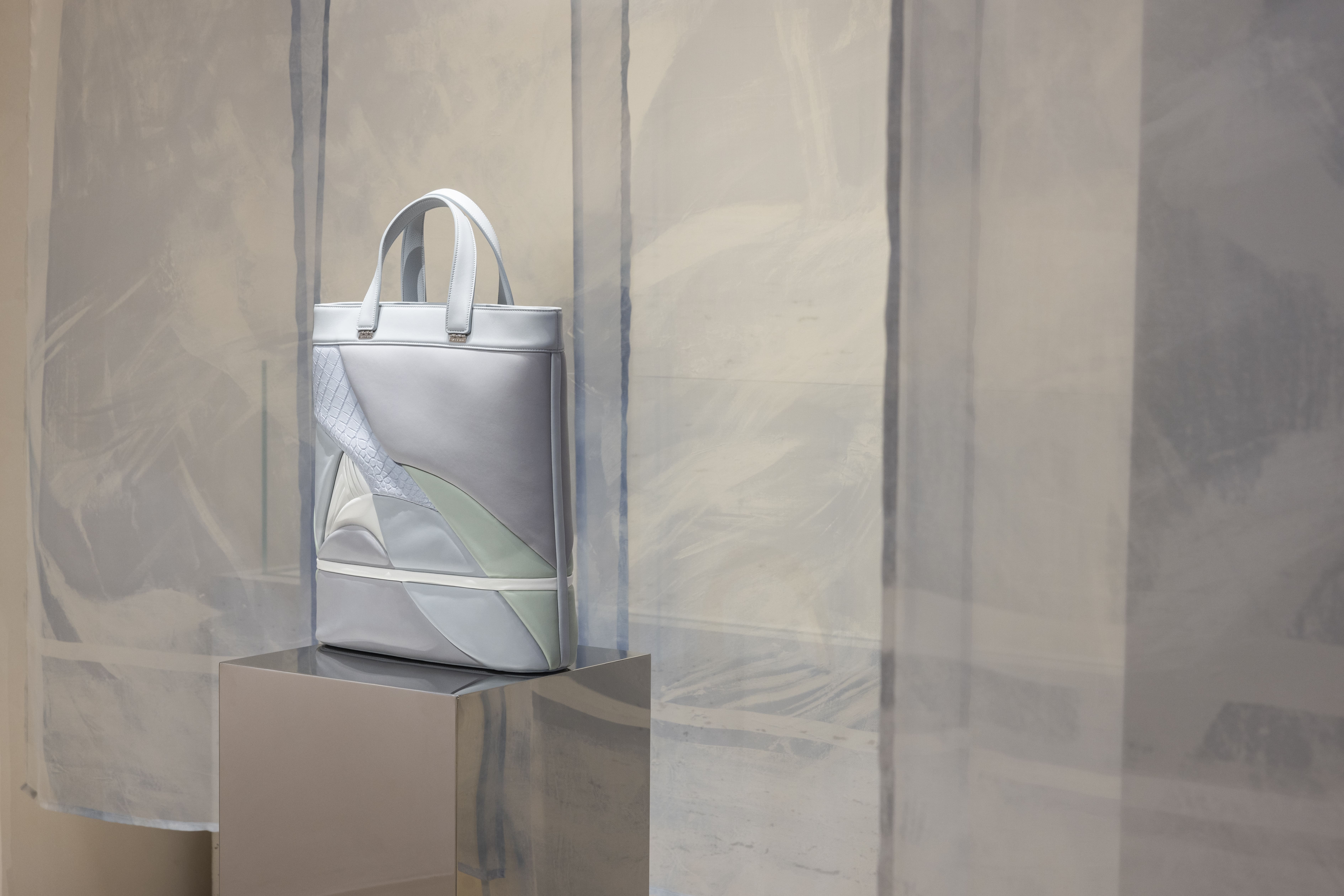 Grace Han Unveils First Art Concept Store in Asia Grace Han 全亞洲首間藝術概念店開幕。品牌總監王思涵用皮革打造靜謐的生活與藝術空間