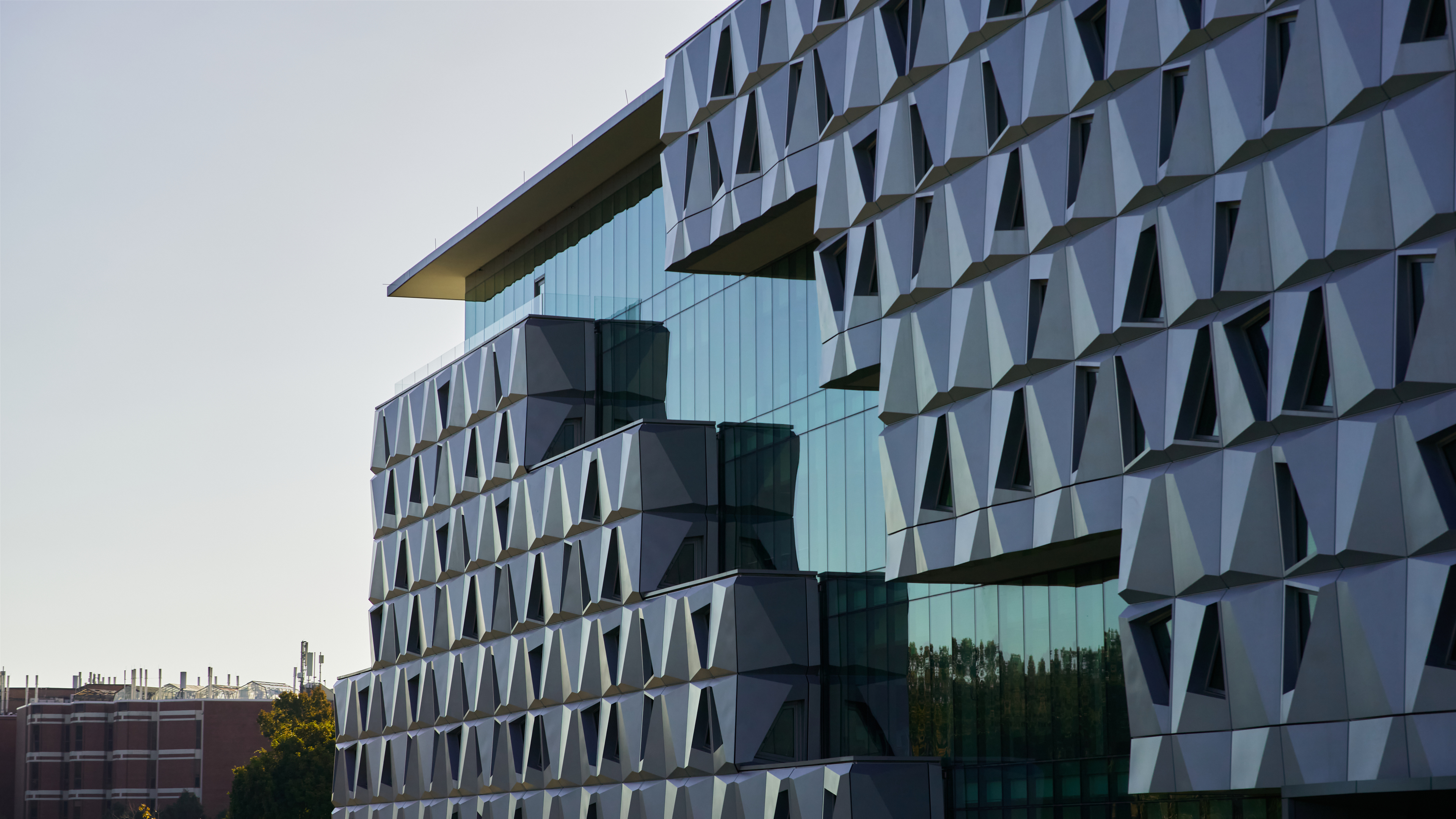 特殊處理折疊鋁板展演動態立面。 （ © Tyler Jones ）