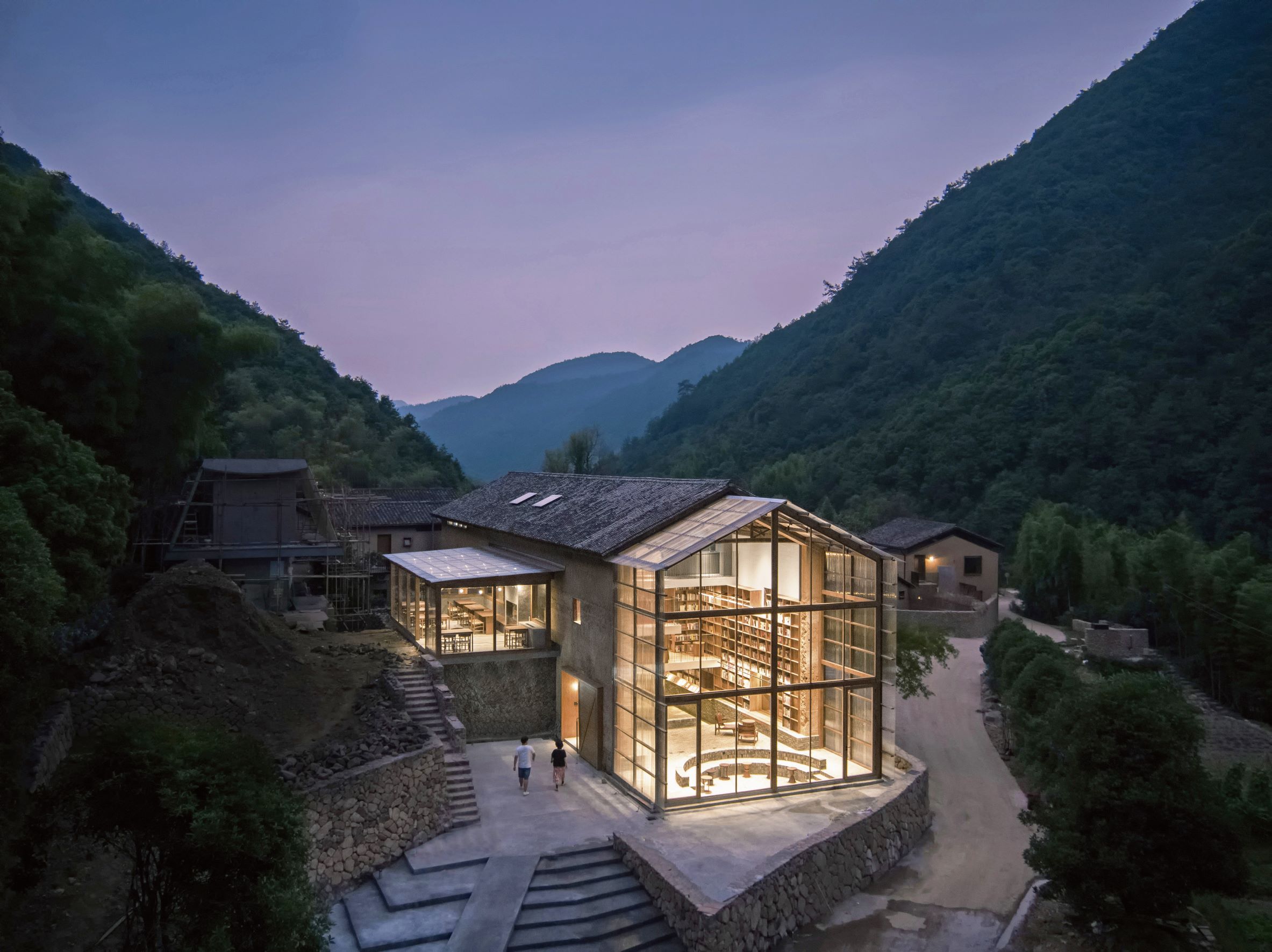 PENETRATING AESTHETIC: CAPSULE HOTEL AND BOOKSTORE IN VILLAGE QINGLONGWU 透視建築 - 調和書香、光影與綠意