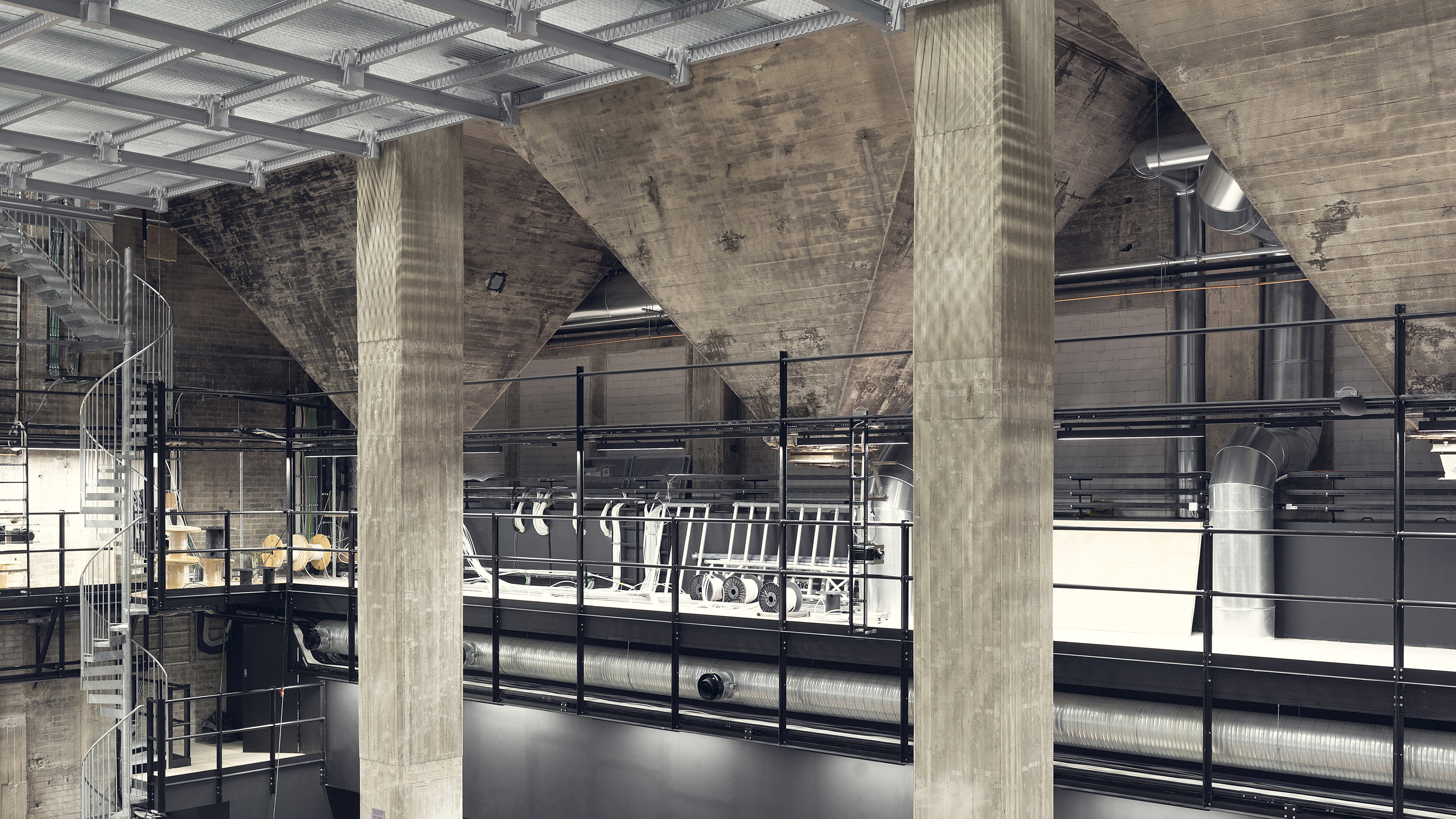 館內同時也保留有原建築裸露的混凝土牆面。 （ © Hannu Rytky）