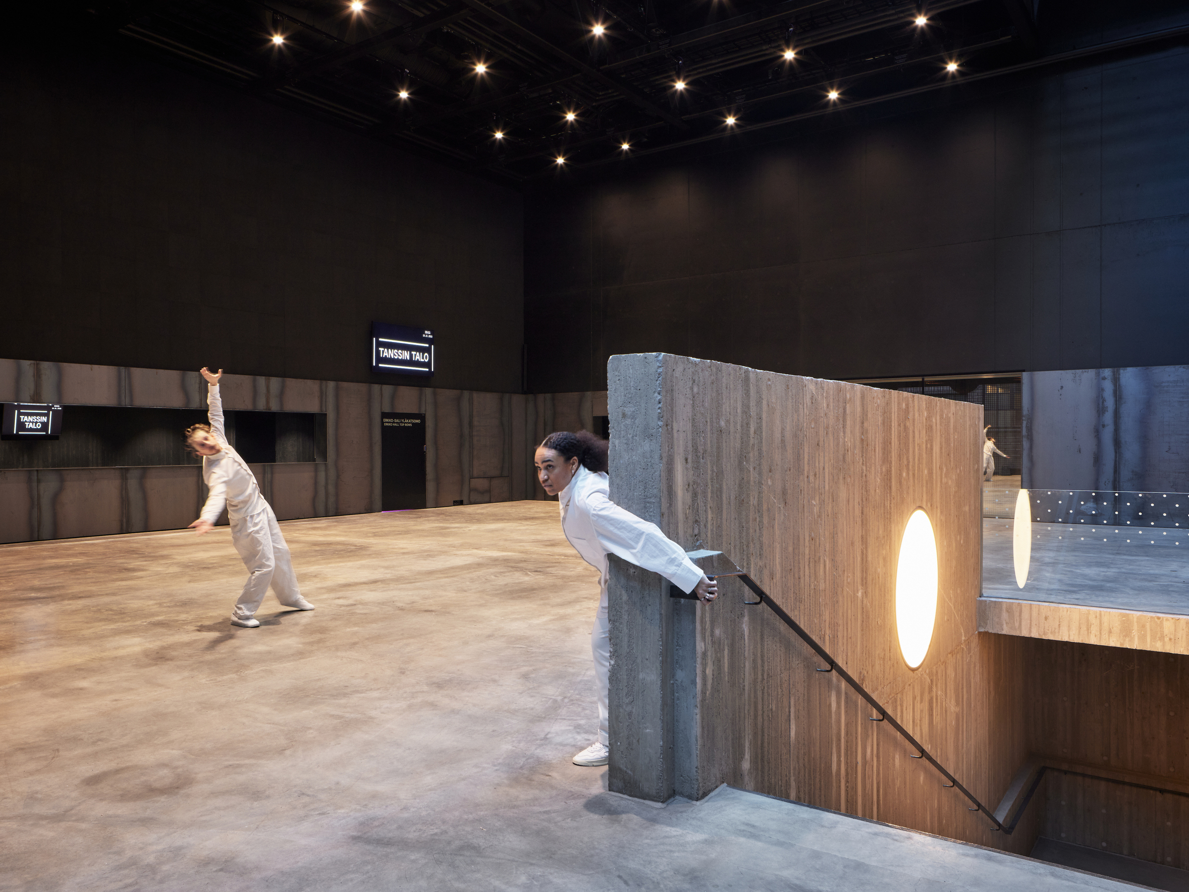 Dance House Helsinki 期望館內的每個空間都能成為表演舞台。（ © Tuomas Uusiheimo ）