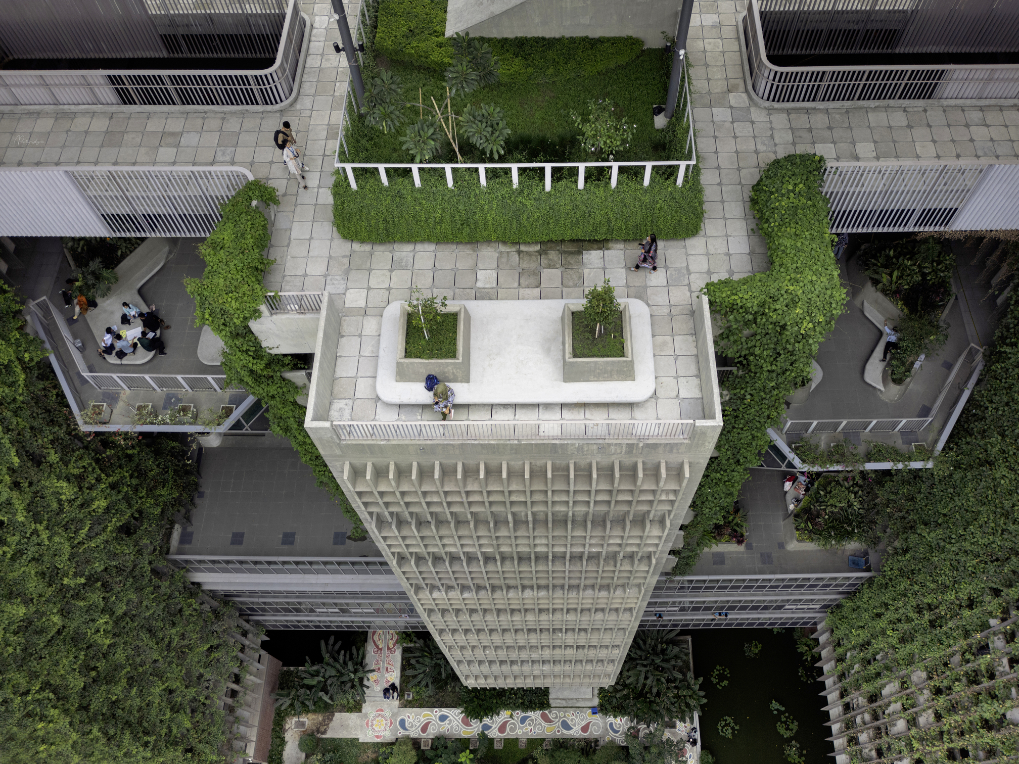 大面積綠植牆與層層疊加空中花園，創造舒適宜人的環境。