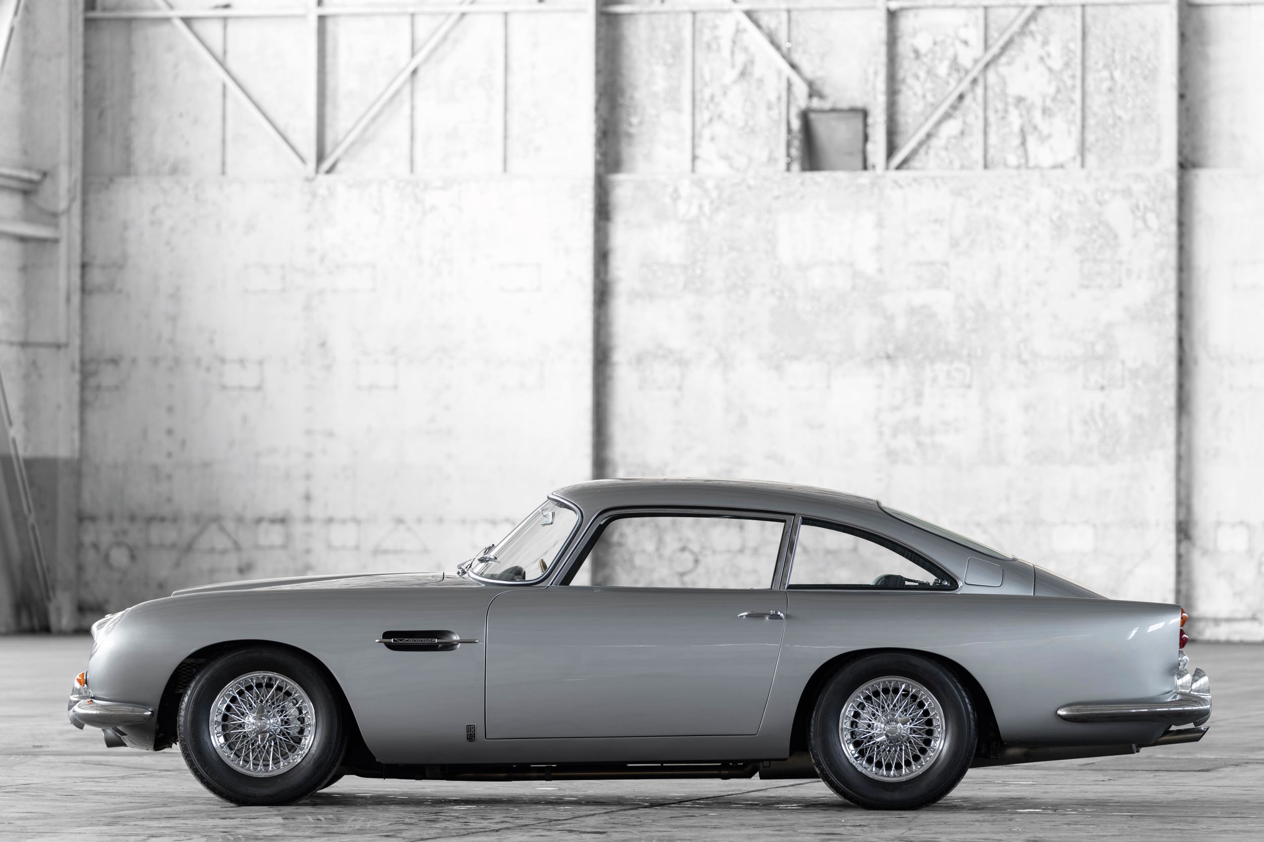 DB5 車身線條完美展現兼具豪華身段以及跑車風格的獨到品味。