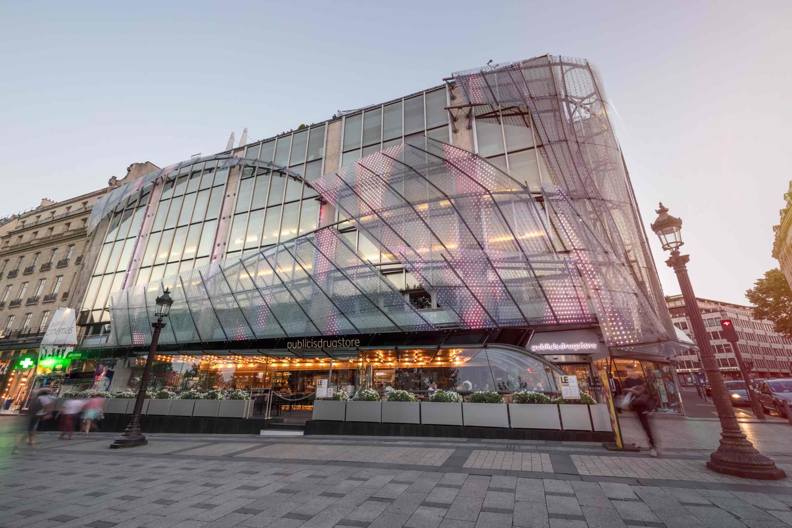 重新演繹巴黎 60 年代餐酒館風格