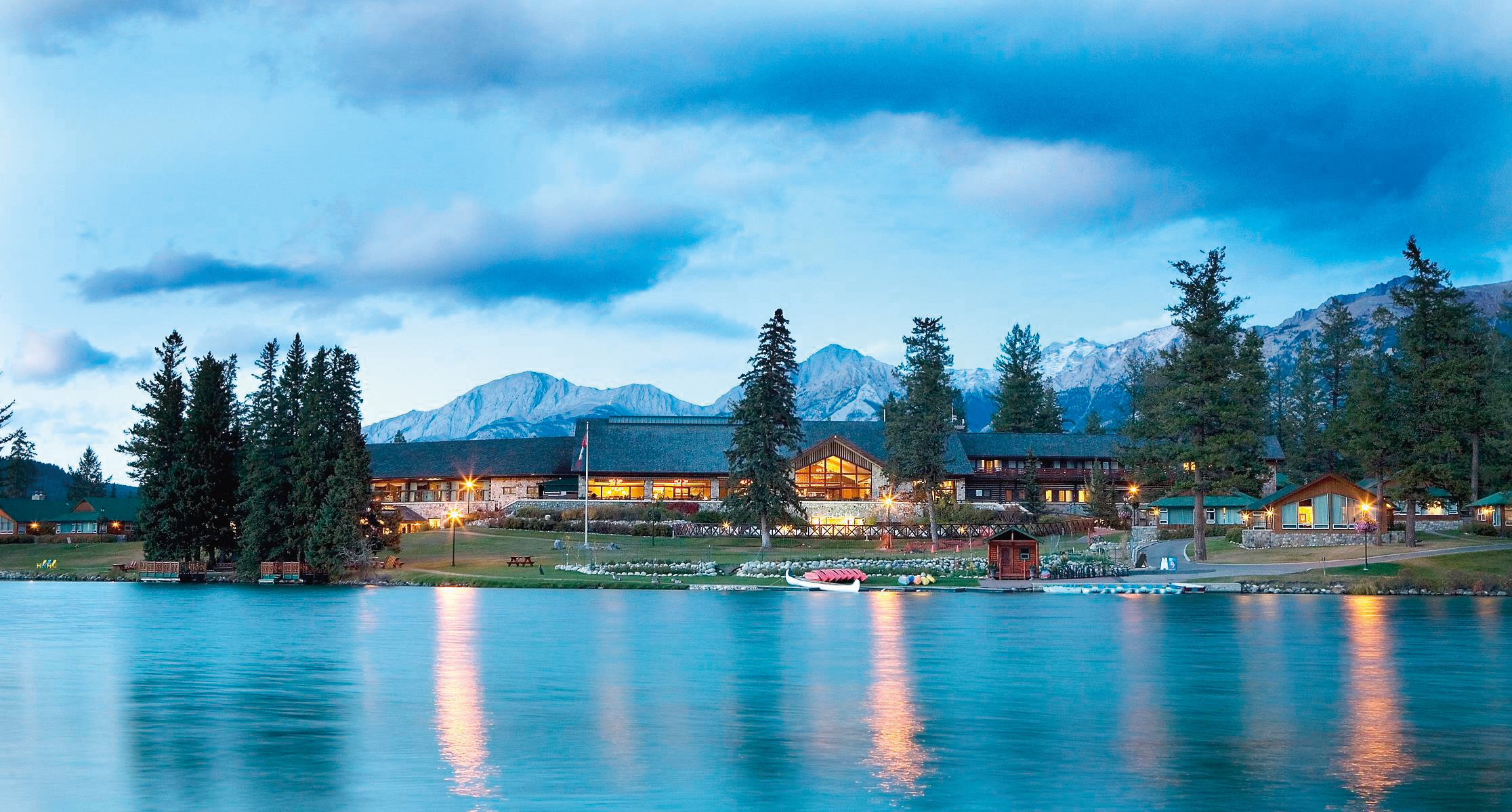 位處波瓦湖旁的 Fairmont Jasper Park Lodge，是賈斯珀國家公園內最著名的頂級渡假村。