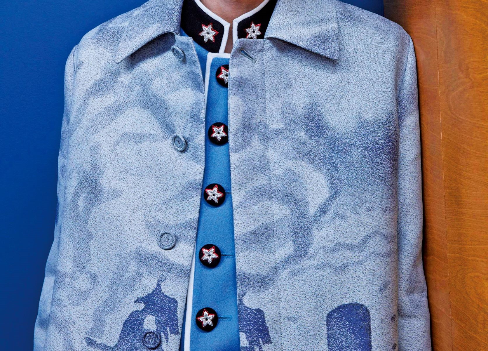 貫穿秋冬男裝系列的視覺主軸是Peter Doig早期的成名作之一《Milky Way》，映著淡淡星點的夜空是迪奧先生鍾愛的灰，為服裝憑添雅緻氛圍。