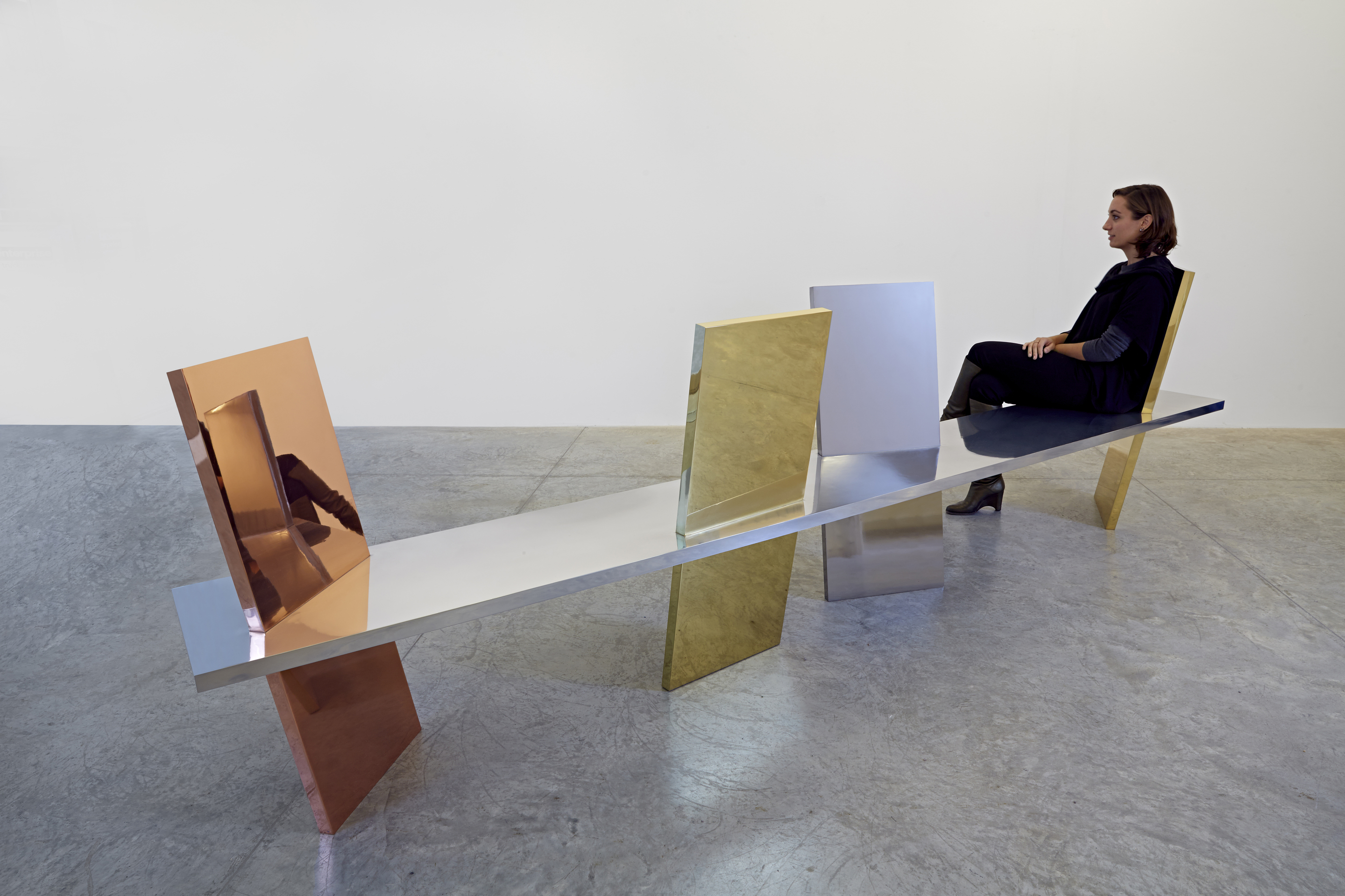 Paul Cocksedge 將銅和鋁料這兩種性格相異的金屬，透過冷凍溫度把彼此無縫相接出的家具系列「Freeze 」。