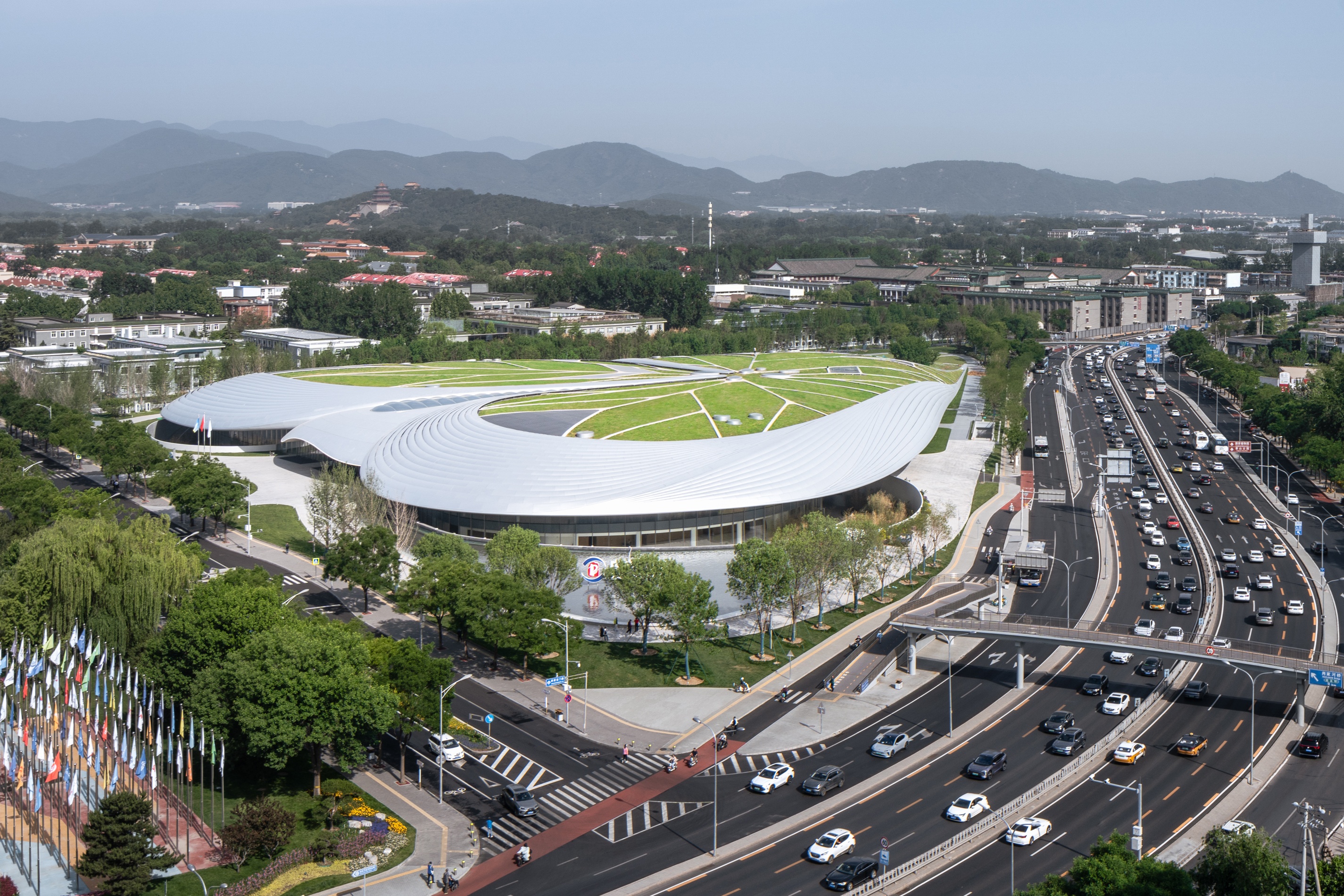 與遠方群山綠景相呼應的三葉草型綠化屋頂。（Photo by CreatAR Images）